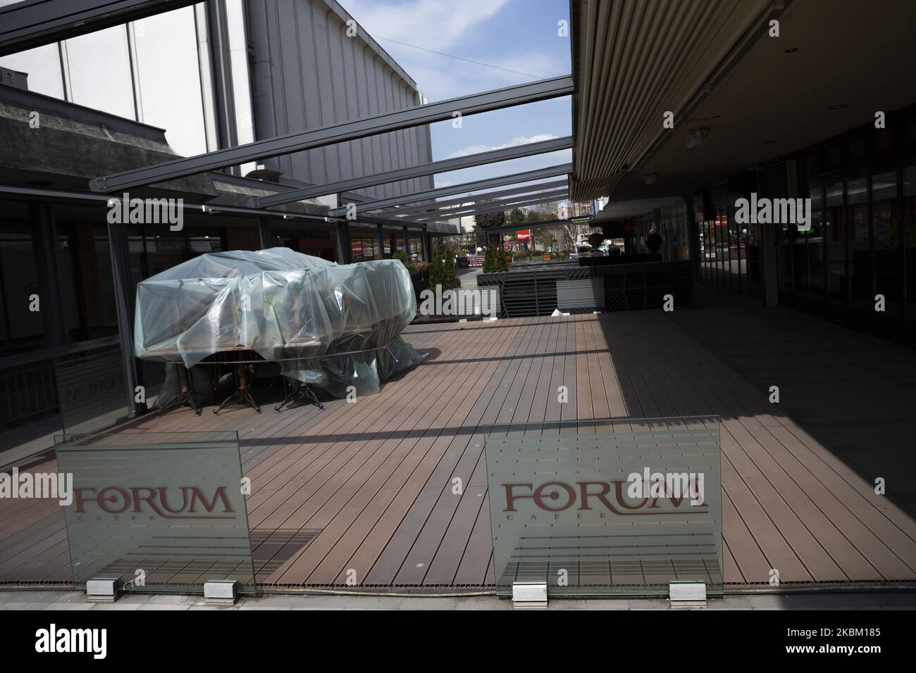 Bar, negozi e tutto il resto è chiuso e vuoto durante un coprifuoco imposto per prevenire la diffusione della malattia di coronavirus (COVID-19) a Kragujevac, Serbia il 5 aprile 2020. (Foto di Nikola Krstic/NurPhoto) Foto Stock