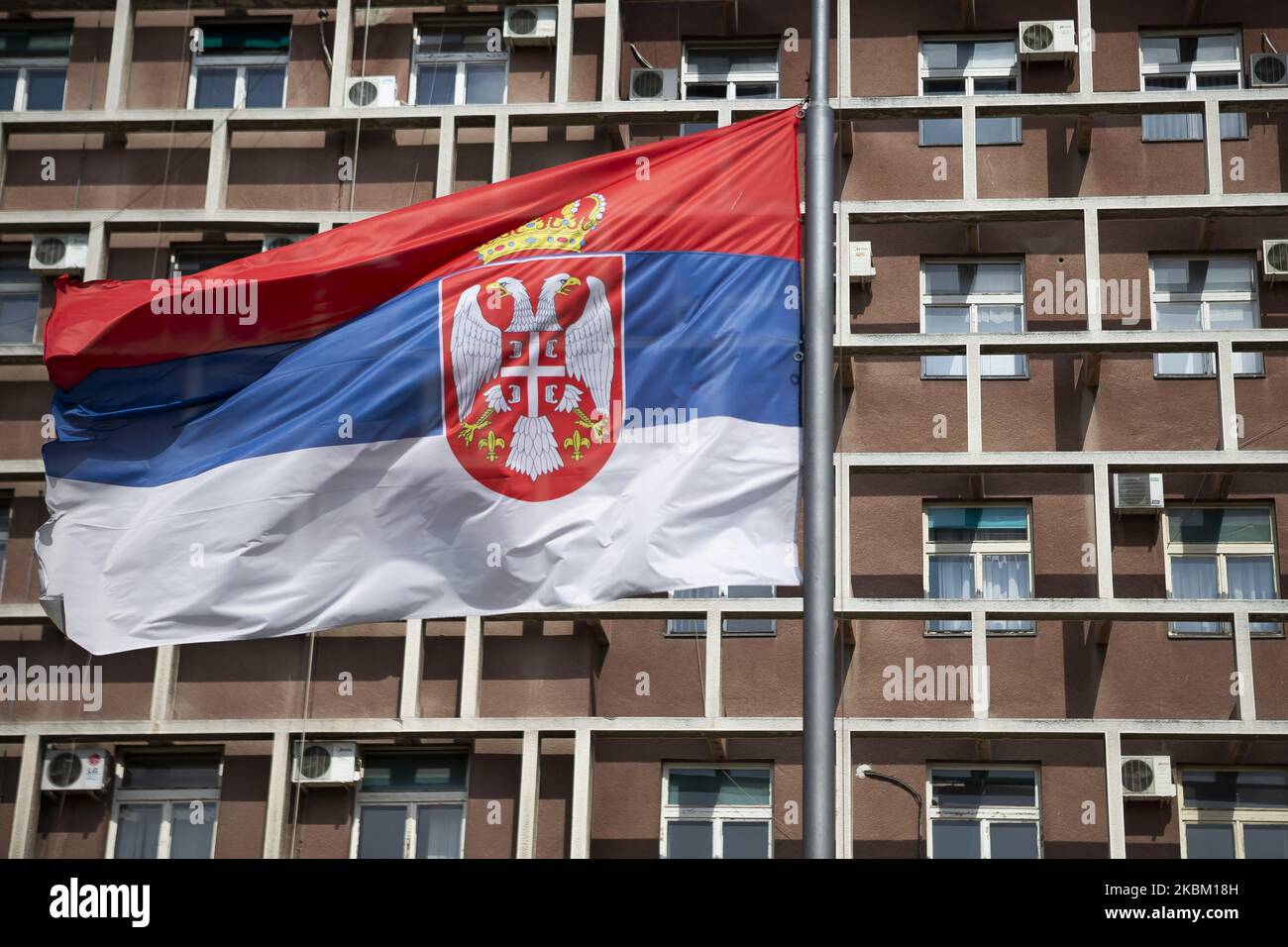 La bandiera serba vola sul vento di fronte al comune durante un coprifuoco imposto per prevenire la diffusione della malattia di coronavirus (COVID-19) a Kragujevac, Serbia il 5 aprile 2020. (Foto di Nikola Krstic/NurPhoto) Foto Stock