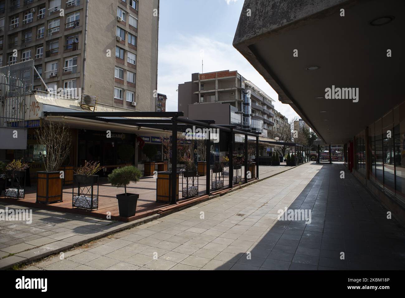 Bar, negozi e tutto il resto è chiuso e vuoto durante un coprifuoco imposto per prevenire la diffusione della malattia di coronavirus (COVID-19) a Kragujevac, Serbia il 5 aprile 2020. (Foto di Nikola Krstic/NurPhoto) Foto Stock