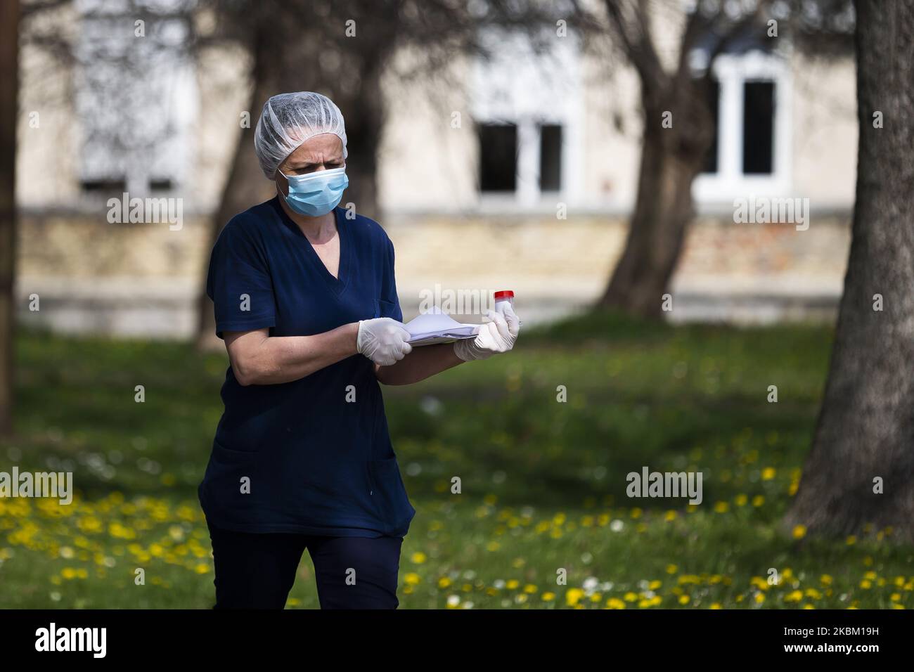 L'infermiere nella maschera e nei guanti preleva i campioni di prova da un edificio ospedaliero all'altro durante un coprifuoco imposto per prevenire la diffusione della malattia di coronavirus (COVID-19) a Kragujevac, Serbia il 5 aprile 2020. (Foto di Nikola Krstic/NurPhoto) Foto Stock