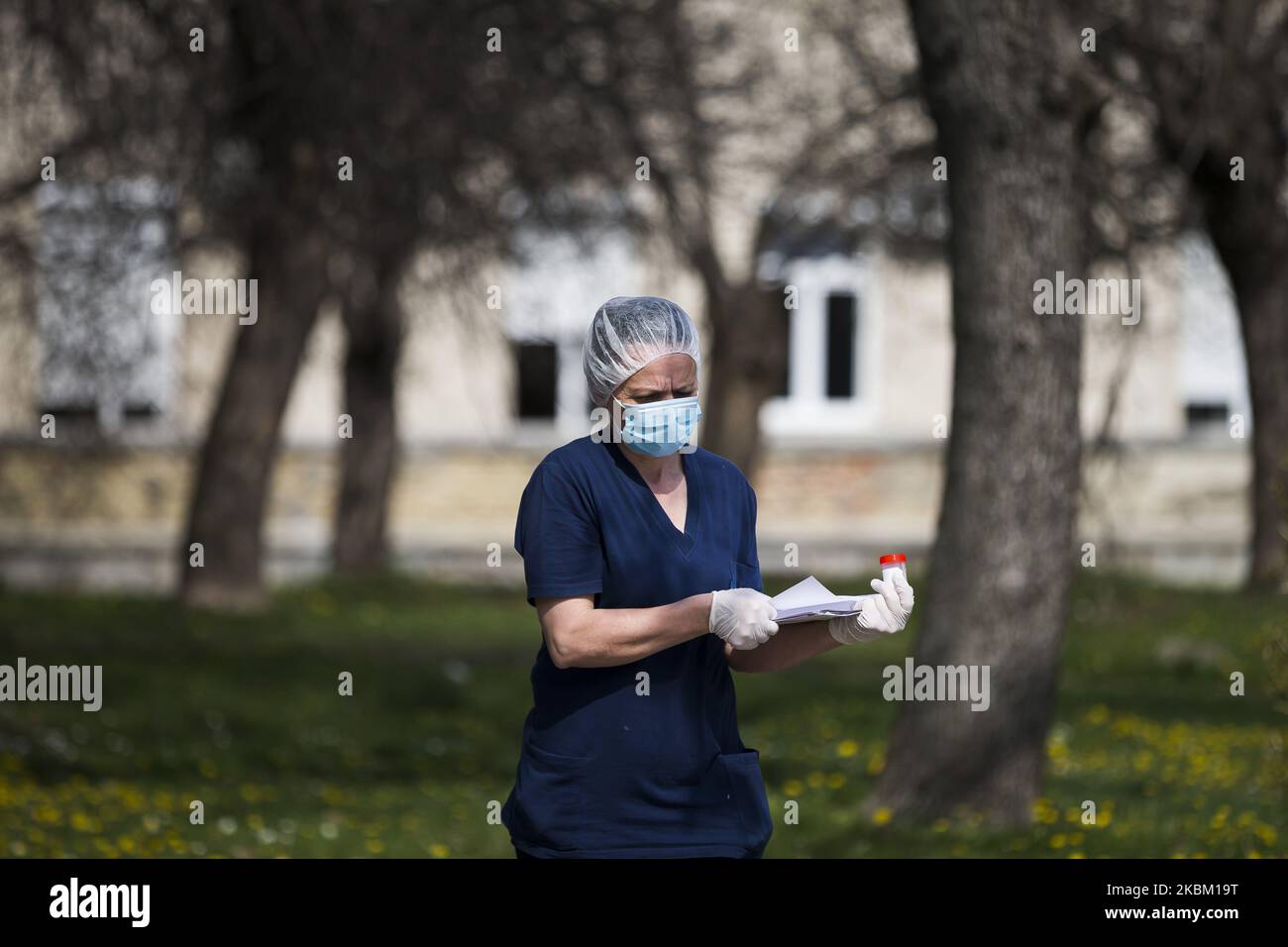 L'infermiere nella maschera e nei guanti preleva i campioni di prova da un edificio ospedaliero all'altro durante un coprifuoco imposto per prevenire la diffusione della malattia di coronavirus (COVID-19) a Kragujevac, Serbia il 5 aprile 2020. (Foto di Nikola Krstic/NurPhoto) Foto Stock