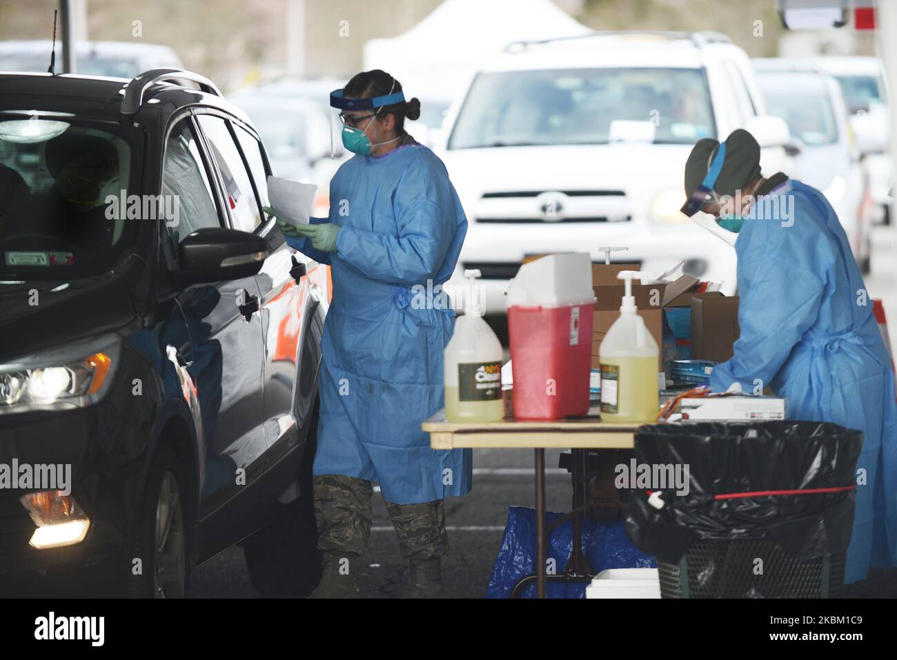 I professionisti medici della Joint Task Force di New York, composta da personale dell'esercito, della marina, dell'aeronautica e del corpo dei Marine, amministrano i test COVID-19 presso il centro di test COVID-19 drive-through e il Field ER a Stony Brook, New York. La struttura è prevista per testare 979 vittime sospette di coronavirus oggi, il 4 aprile 2020. (Foto di B.A. Van Sise/NurPhoto) Foto Stock