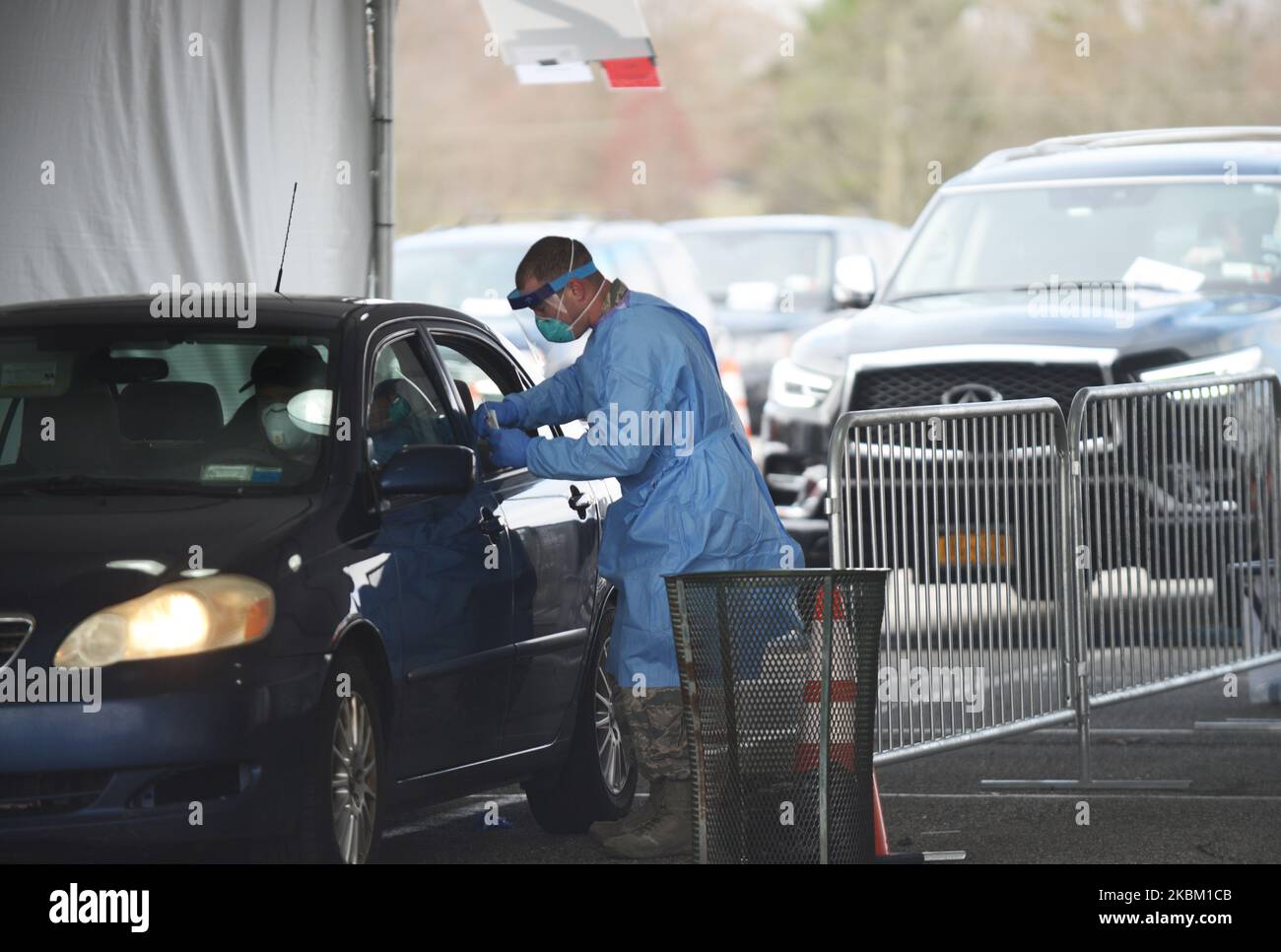 I professionisti medici della Joint Task Force di New York, composta da personale dell'esercito, della marina, dell'aeronautica e del corpo dei Marine, amministrano i test COVID-19 presso il centro di test COVID-19 drive-through e il Field ER a Stony Brook, New York. La struttura è prevista per testare 979 vittime sospette di coronavirus oggi, il 4 aprile 2020. (Foto di B.A. Van Sise/NurPhoto) Foto Stock