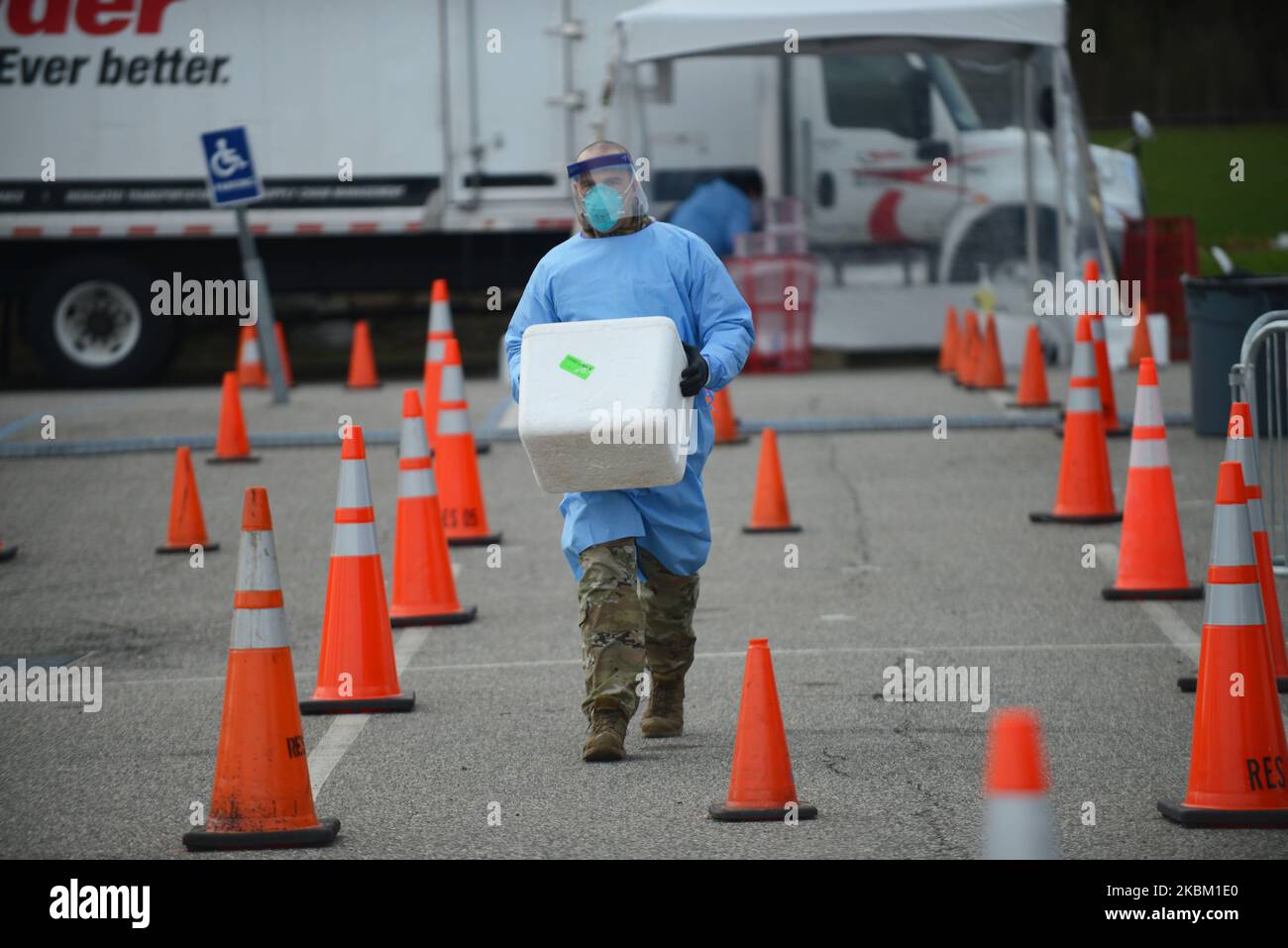 I professionisti medici della Joint Task Force di New York, composta da personale dell'esercito, della marina, dell'aeronautica e del corpo dei Marine, amministrano i test COVID-19 presso il centro di test COVID-19 drive-through e il Field ER a Stony Brook, New York. La struttura è prevista per testare 979 vittime sospette di coronavirus oggi, il 4 aprile 2020. (Foto di B.A. Van Sise/NurPhoto) Foto Stock