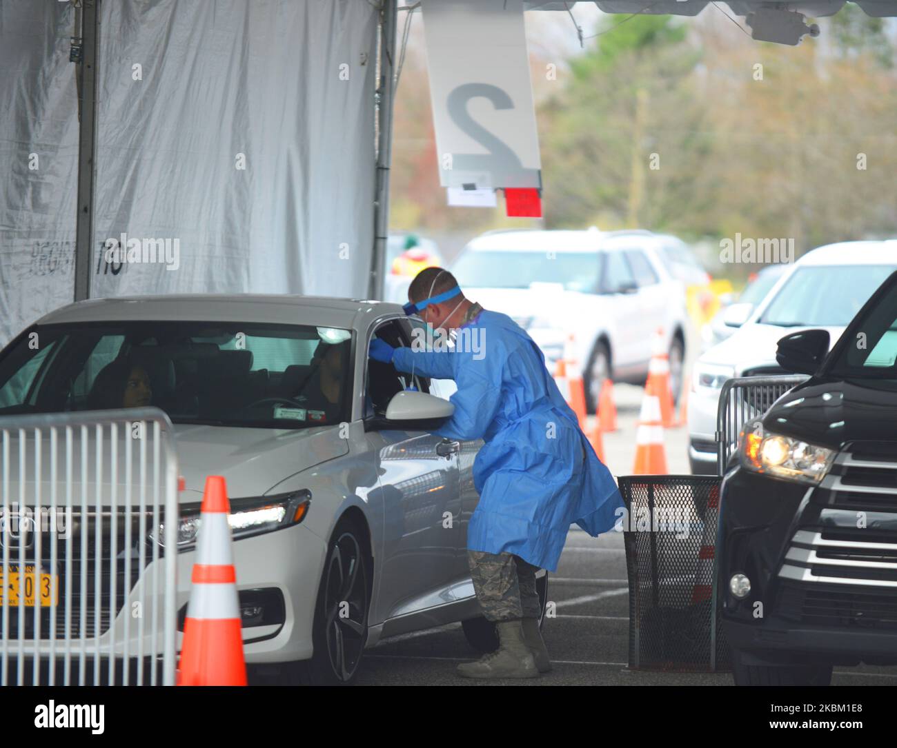 I professionisti medici della Joint Task Force di New York, composta da personale dell'esercito, della marina, dell'aeronautica e del corpo dei Marine, amministrano i test COVID-19 presso il centro di test COVID-19 drive-through e il Field ER a Stony Brook, New York. La struttura è prevista per testare 979 vittime sospette di coronavirus oggi, il 4 aprile 2020. (Foto di B.A. Van Sise/NurPhoto) Foto Stock