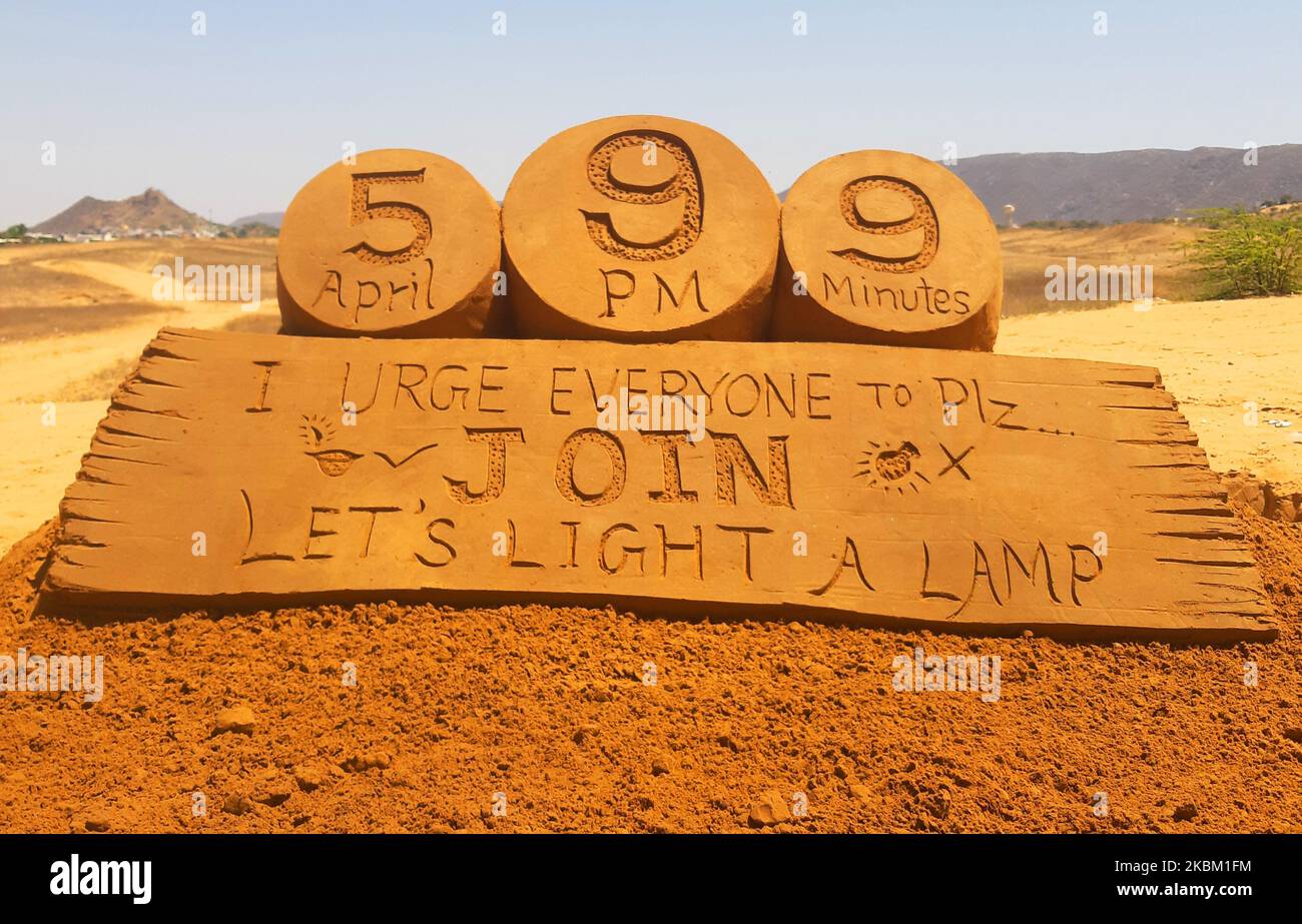 L'artista indiano di sabbia Ajay Rawat dà un tocco finale alla sua scultura di sabbia sul messaggio di PM modi alle lampade di luce il 5 aprile 2020 come un gesto per mostrare lo spirito sconfortante per combattere il coronavirus a Pushkar, Rajasthan, India il 4 aprile 2020. (Foto di Str/NurPhoto) Foto Stock