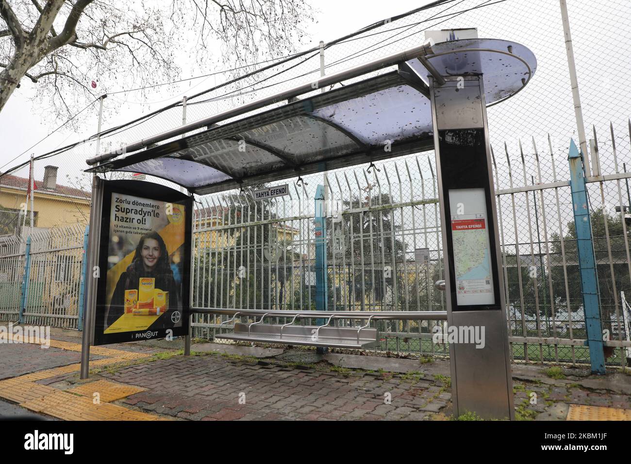 Le strade e i trasporti pubblici sono vuoti di persone a Istanbul, in Turchia, il 5 aprile 2020. La municipalità di Istanbul più grande scrive sui cartelli stradali case di soggiorno. (Foto di Amer AlMohipany/NurPhoto) Foto Stock