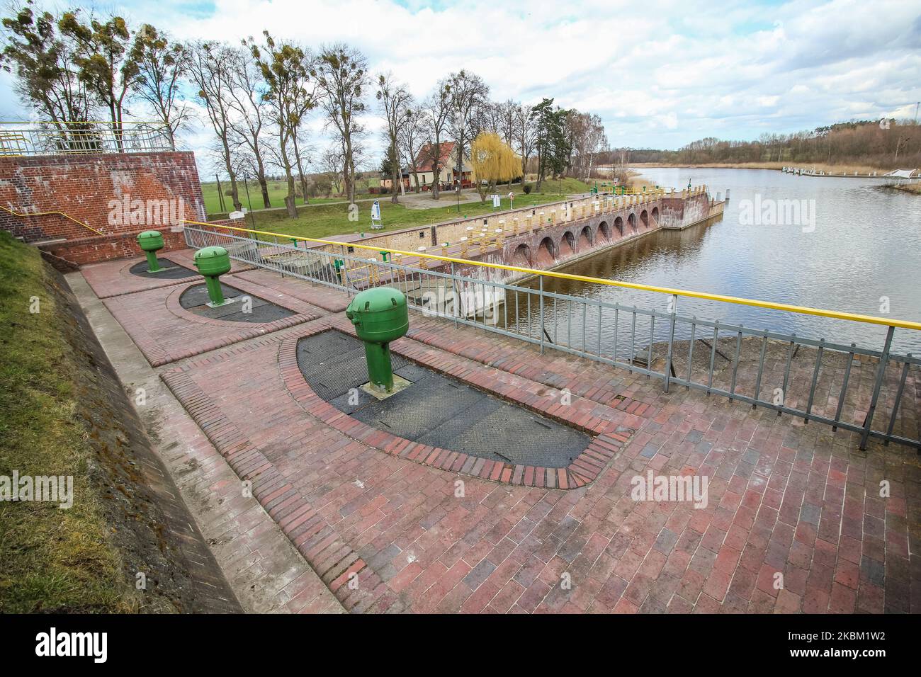 Storico, costruito nel 1852 maledizione alluvione è visto a Biala Gora, Polonia il 4 aprile 2020 la maledizione è stato costruito dopo il cambiamento del corso del fiume Nogat, e il luogo in cui il fiume Nogat sfocia nel fiume Vistola (Wisla). (Foto di Michal Fludra/NurPhoto) Foto Stock