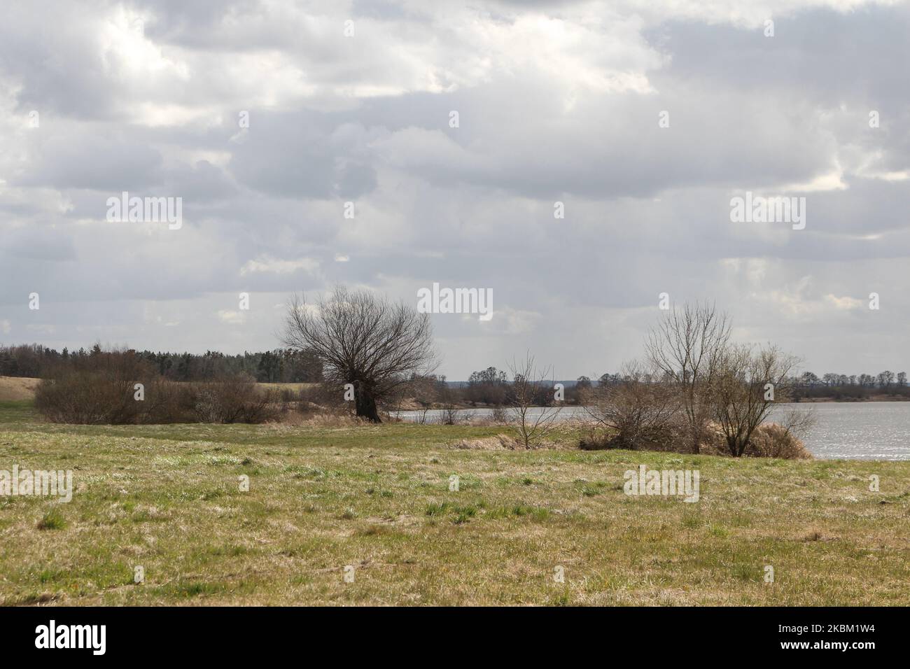 Fiume Vistola (Wisla) vicino allo storico, costruito nel 1852 dannazione alluvione è visto a Biala Gora, Polonia il 4 aprile 2020 la dannazione è stata costruita dopo il cambiamento di corso del fiume Nogat, e il luogo in cui il fiume Nogat scorre nel fiume Vistola (Wisla). (Foto di Michal Fludra/NurPhoto) Foto Stock