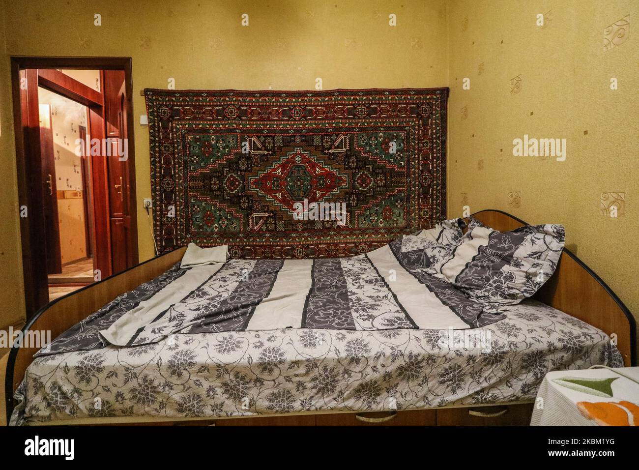 Tradizionale tappeto russo sulla parete sopra il letto è visto a  Kaliningrad, Russia il 14 dicembre 2019 (Foto di Michal Fludra/NurPhoto  Foto stock - Alamy
