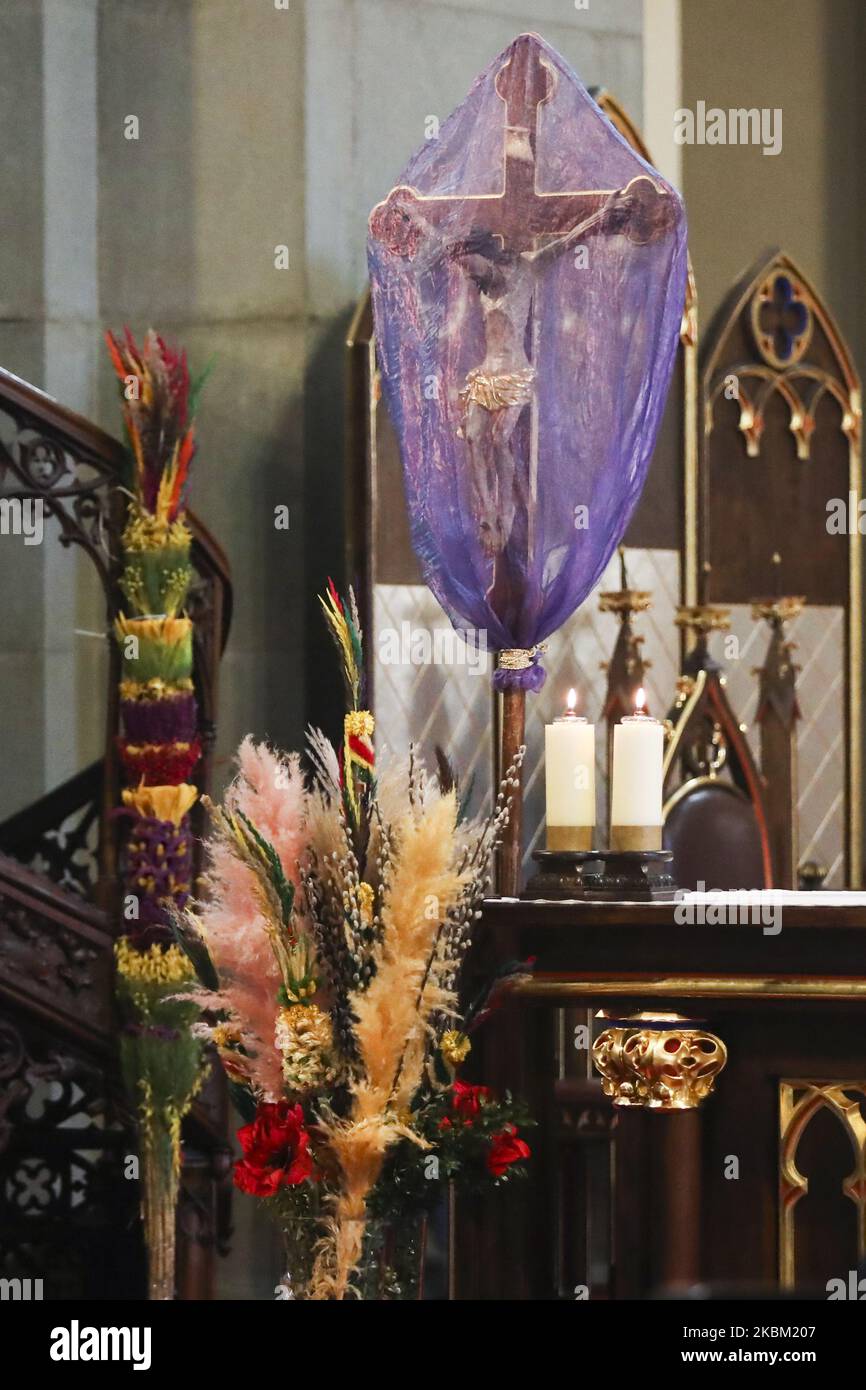 Un crocifisso velato e le tradizionali palme pasquali sono viste in una chiesa durante la celebrazione della Domenica delle Palme. Cracovia, Polonia il 5th aprile 2020. A causa della diffusione del coronavirus, l'episcopato polacco ha annunciato una deroga e ha invitato i fedeli a partecipare alla messa domenicale via internet, radio o televisione e servizi religiosi possono avere un massimo di cinque partecipanti. (Foto di Beata Zawrzel/NurPhoto) Foto Stock