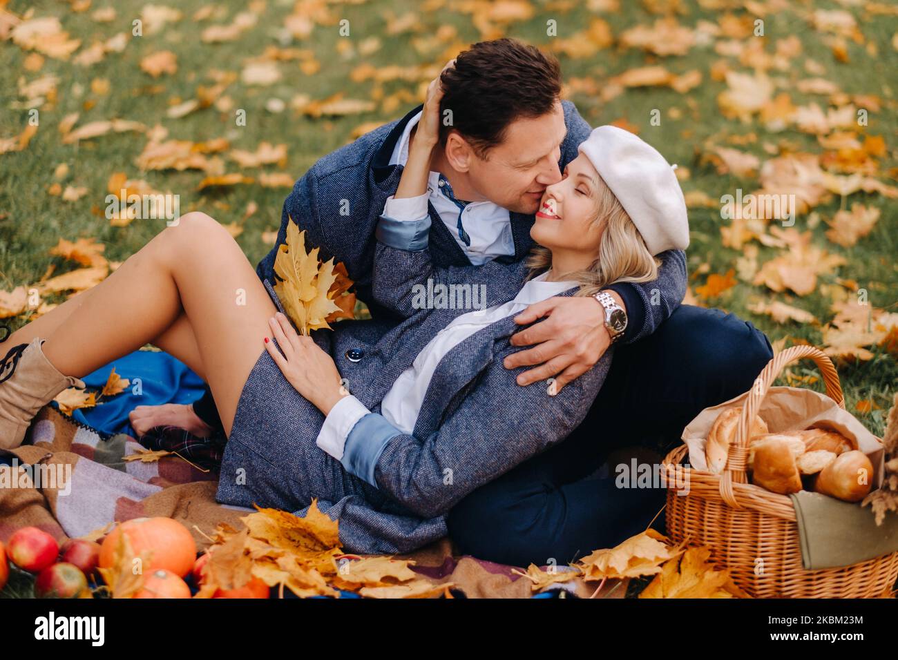 Felice coppia godendo la stagione primaverile d'autunno nel parco Foto Stock