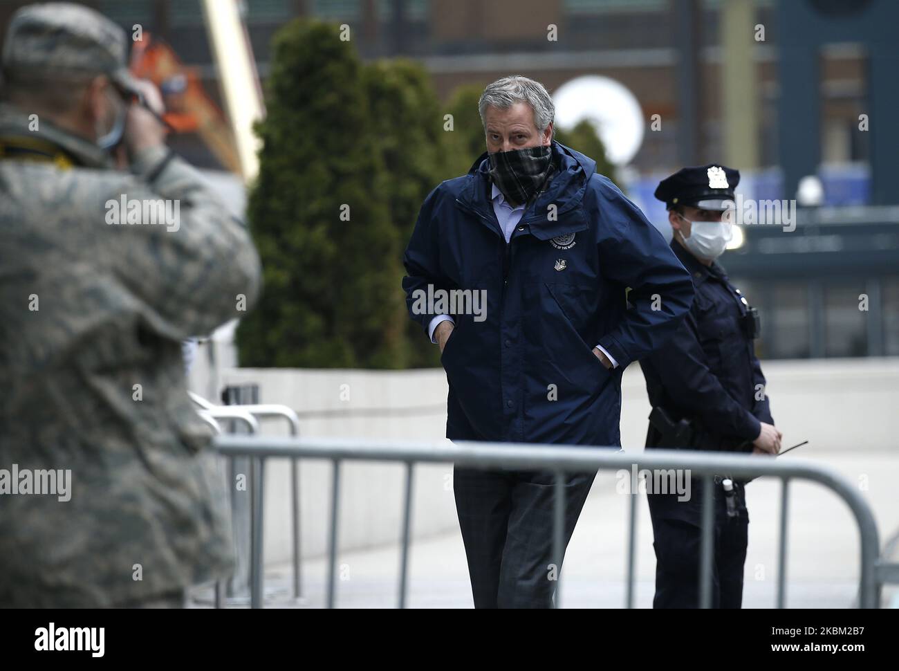 Il sindaco di New York Bill de Blasio arriva al Javits Convention Center per parlare con gli operatori sanitari e il personale militare il 5 aprile 2020 a New York City. Il Centro Convegni è stato convertito in un ospedale da campo temporaneo dal corpo degli ingegneri dell'esercito degli Stati Uniti per alleviare la pressione sugli ospedali sopraffatti di New York dalla pandemia COVID-19. (Foto di John Lamparski/NurPhoto) Foto Stock