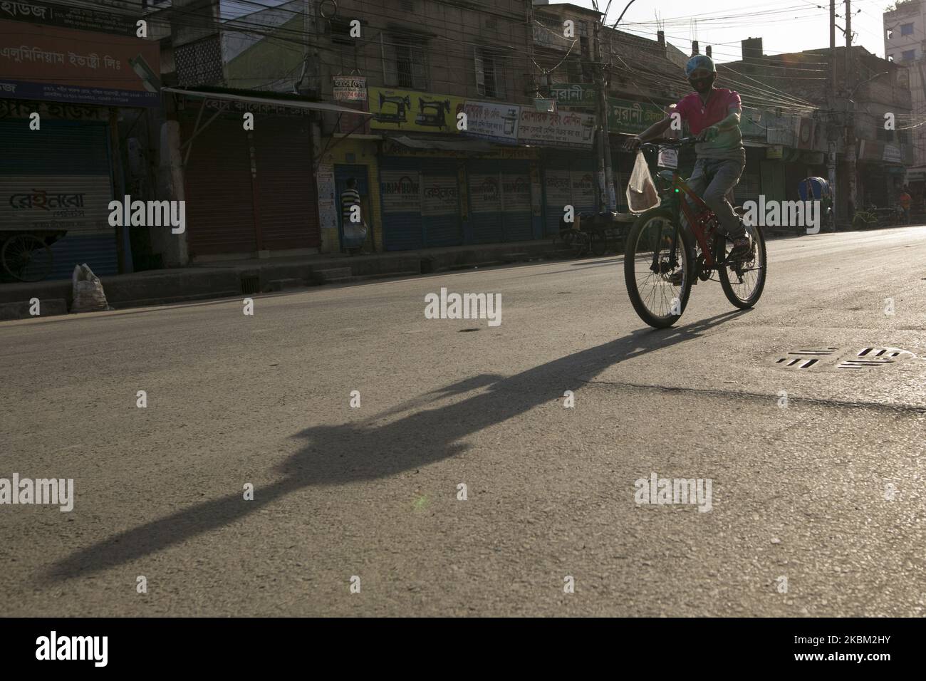 Un ragazzo che corre in bicicletta sulla strada vuota durante il blocco imposto dal governo come misura preventiva contro il coronavirus COVID-19 a Dhaka, Bangladesh il 06 aprile 2020. (Foto di Zakir Hossain Chowdhury/NurPhoto) Foto Stock