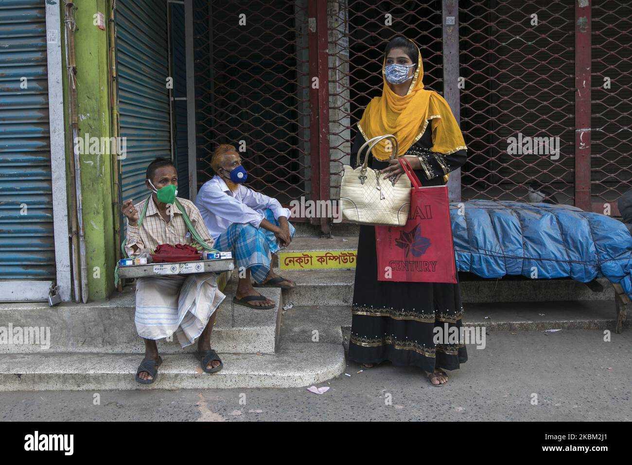 Il popolo del Bangladesh ha visto per strada durante il blocco imposto dal governo come misura preventiva contro il coronavirus COVID-19 a Dhaka, Bangladesh il 06 aprile 2020. (Foto di Zakir Hossain Chowdhury/NurPhoto) Foto Stock