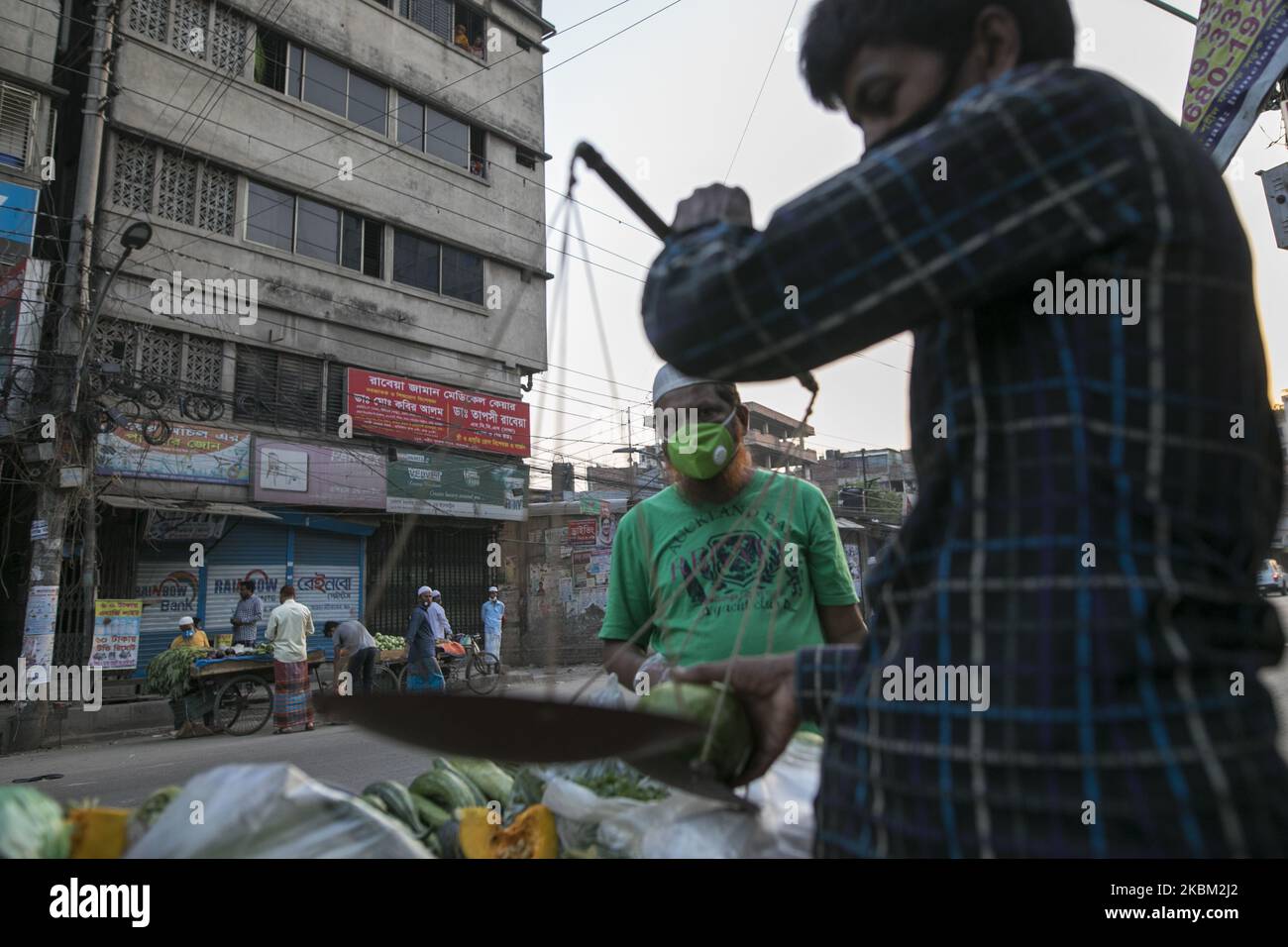 Un falco vende verdura su strada durante il blocco imposto dal governo come misura preventiva contro il coronavirus COVID-19 a Dhaka, Bangladesh il 06 aprile 2020. (Foto di Zakir Hossain Chowdhury/NurPhoto) Foto Stock