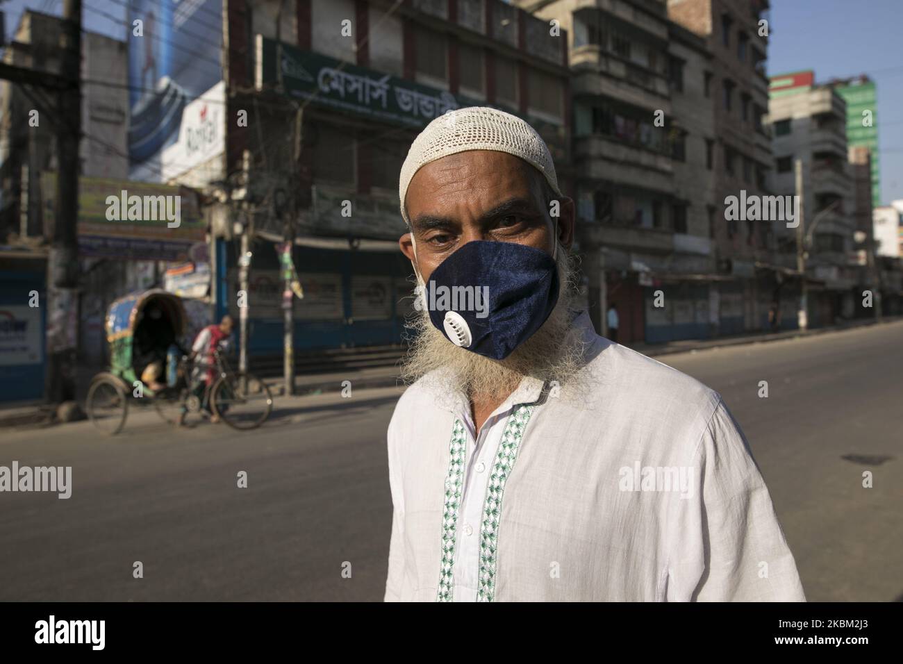 Un vecchio uomo in strada durante il blocco imposto dal governo come misura preventiva contro il coronavirus COVID-19 a Dhaka, Bangladesh il 06 aprile 2020. (Foto di Zakir Hossain Chowdhury/NurPhoto) Foto Stock