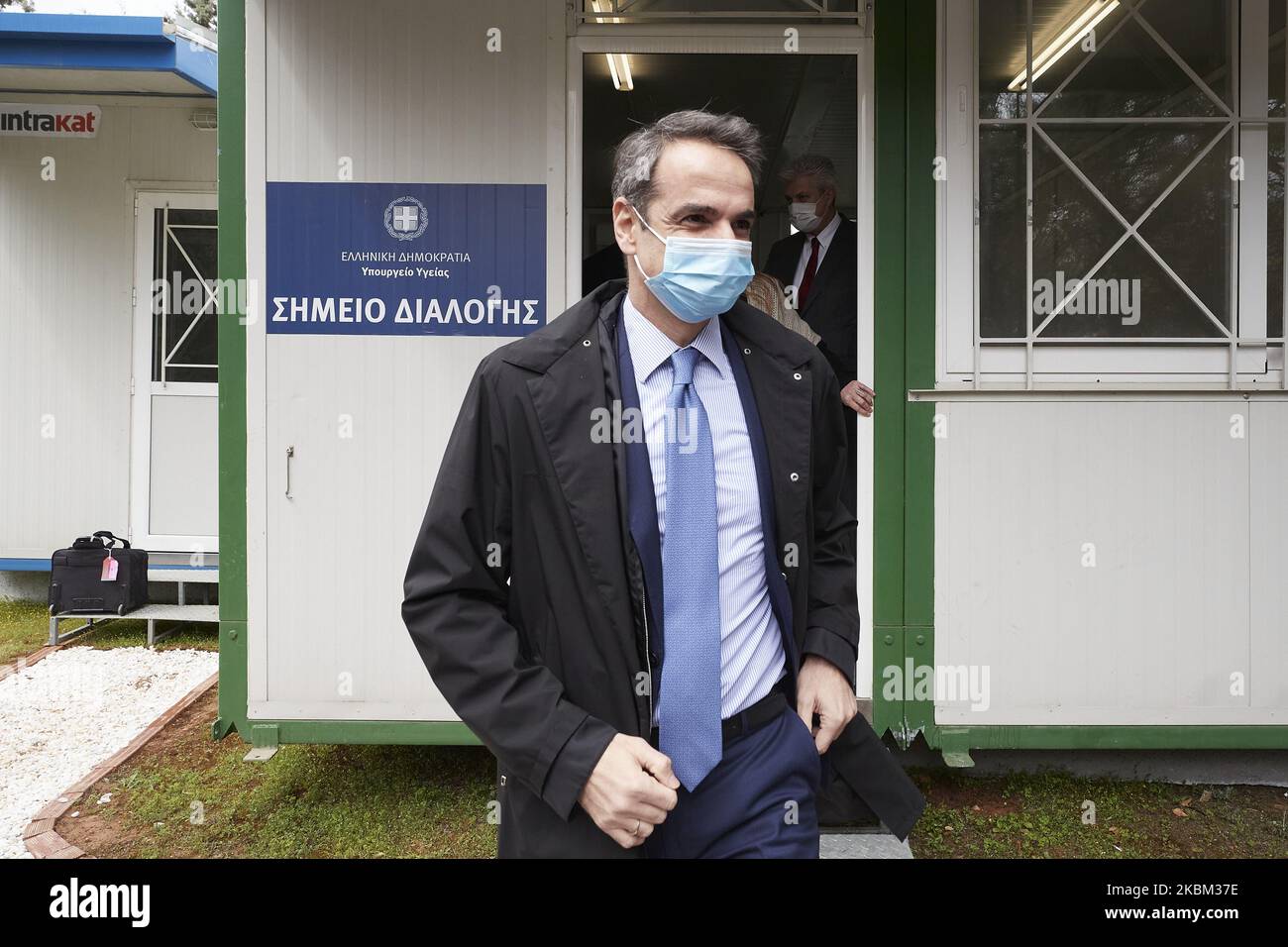 In questa foto dell'ufficio stampa di PM, il primo ministro greco  Mitsotakis indossa una maschera in visita all'Ospedale Sotiria di Atene, il  6 aprile 2020. Decine di migliaia di dispositivi di protezione