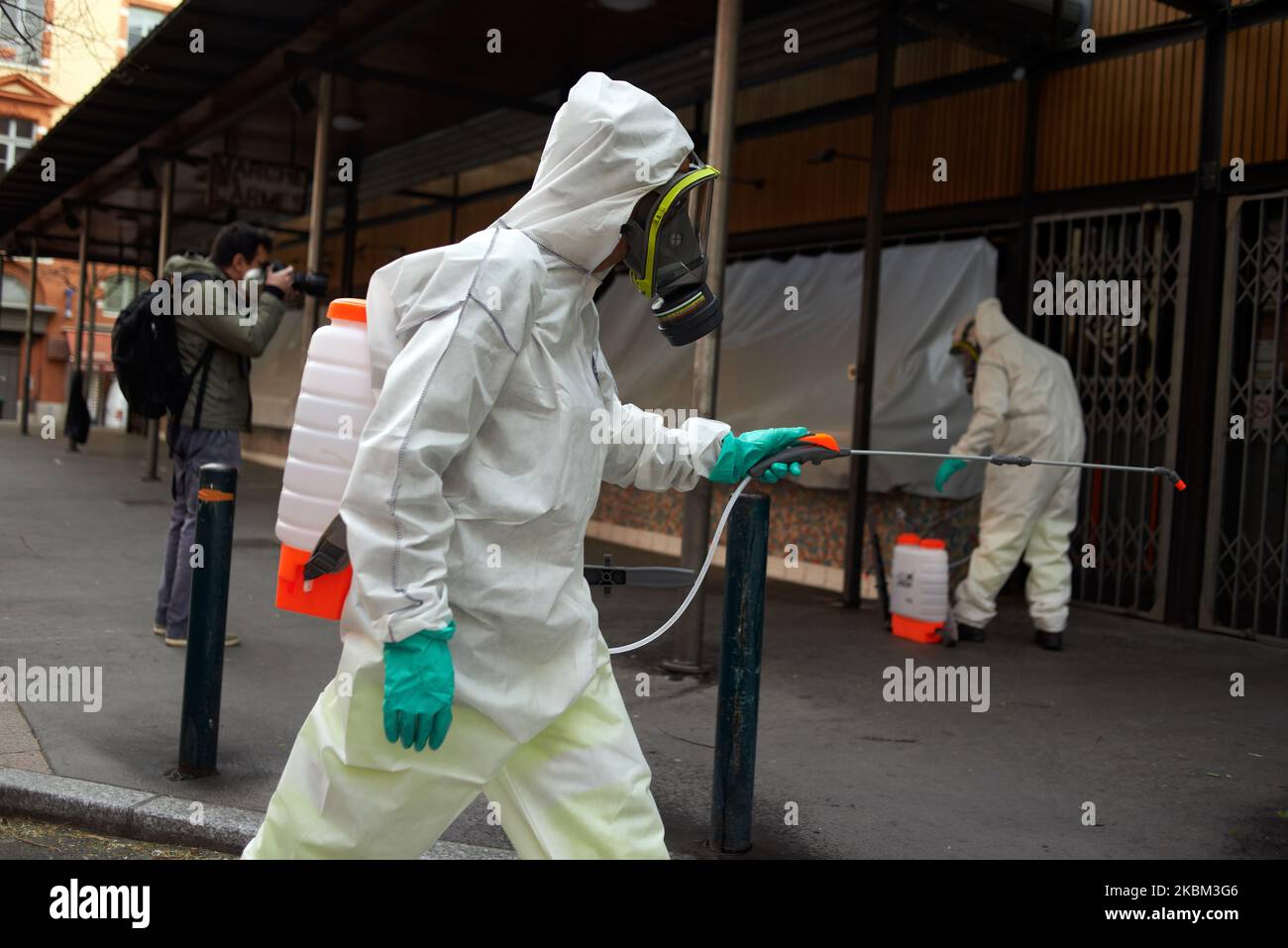 Tolosa ha iniziato a disinfettare le sue strade e mobili urbani per arginare la propagazione del coronavirus SRAS-COV-2, responsabile della malattia di Covid-19. Il personale addetto alla pulizia usa candeggina diluita per spay. Indossano tute protettive e guanti e una maschera facciale. Più di 180 posti saranno disinfettati nei prossimi giorni. In Francia, ad oggi, il virus SARS-COV-2 ha ucciso più di 8000 persone. Tolosa. Francia. Aprile 7th 2020. (Foto di Alain Pitton/NurPhoto) Foto Stock