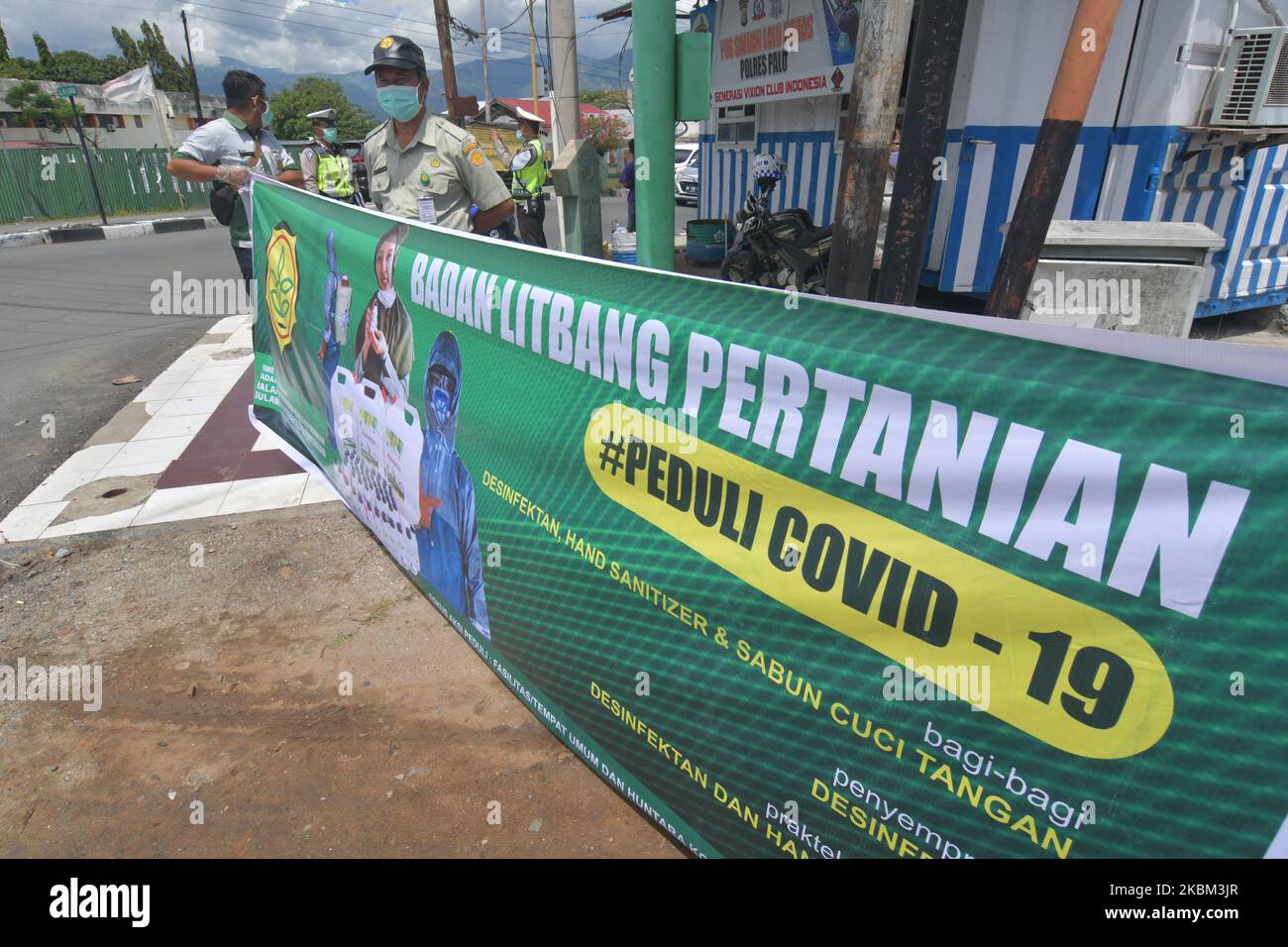 Gli ufficiali del Centro Centrale di Valutazione della tecnologia agricola di Sulawesi (BPTP) hanno distribuito ai residenti confezioni di sanitizzanti per le mani e di sapone per il lavaggio delle mani per affrontare la diffusione del virus Corona (COVID-19) a Palu, nella Provincia Centrale di Sulawesi, Indonesia, il 7 aprile 2020. La distribuzione di disinfettanti per le mani, sapone per il lavaggio delle mani e liquido disinfettante naturale per prevenire la diffusione del virus Corona (COVID-19) nella zona continua ad aumentare. (Foto di Mohamad Hamzah/NurPhoto) Foto Stock