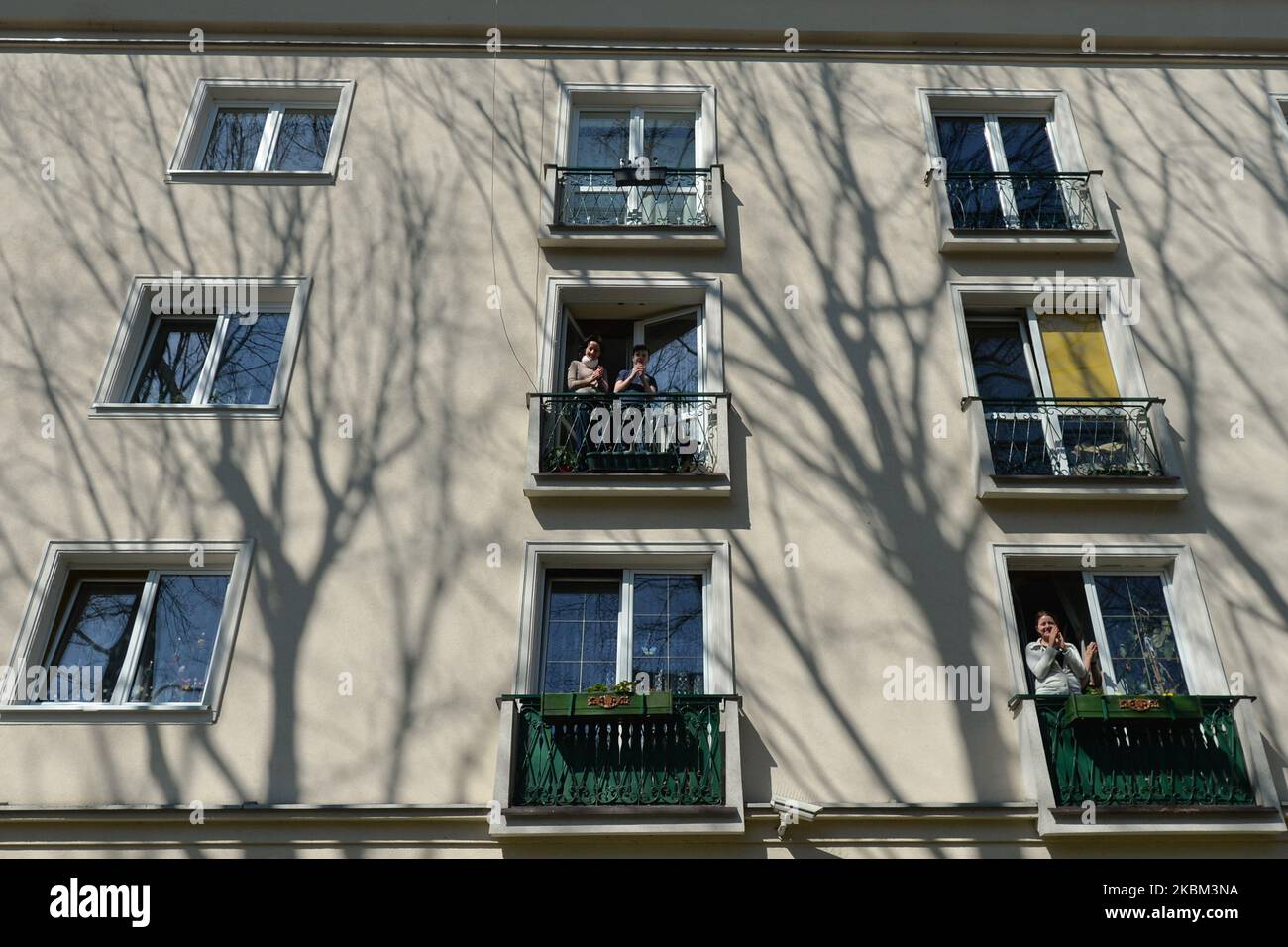 I locali di Cracovia hanno visto applaudire dai loro balconi. Oggi, durante la Giornata Mondiale della Sanità, le persone polacche in isolamento sono andate alle loro finestre alle 1pm per rallegrarsi e applaudire gli operatori sanitari che continuano a servire nella pandemia del coronavirus durante l'azione "Applauso per voi". Martedì 7 aprile 2020 a Cracovia, Polonia. (Foto di Artur Widak/NurPhoto) Foto Stock