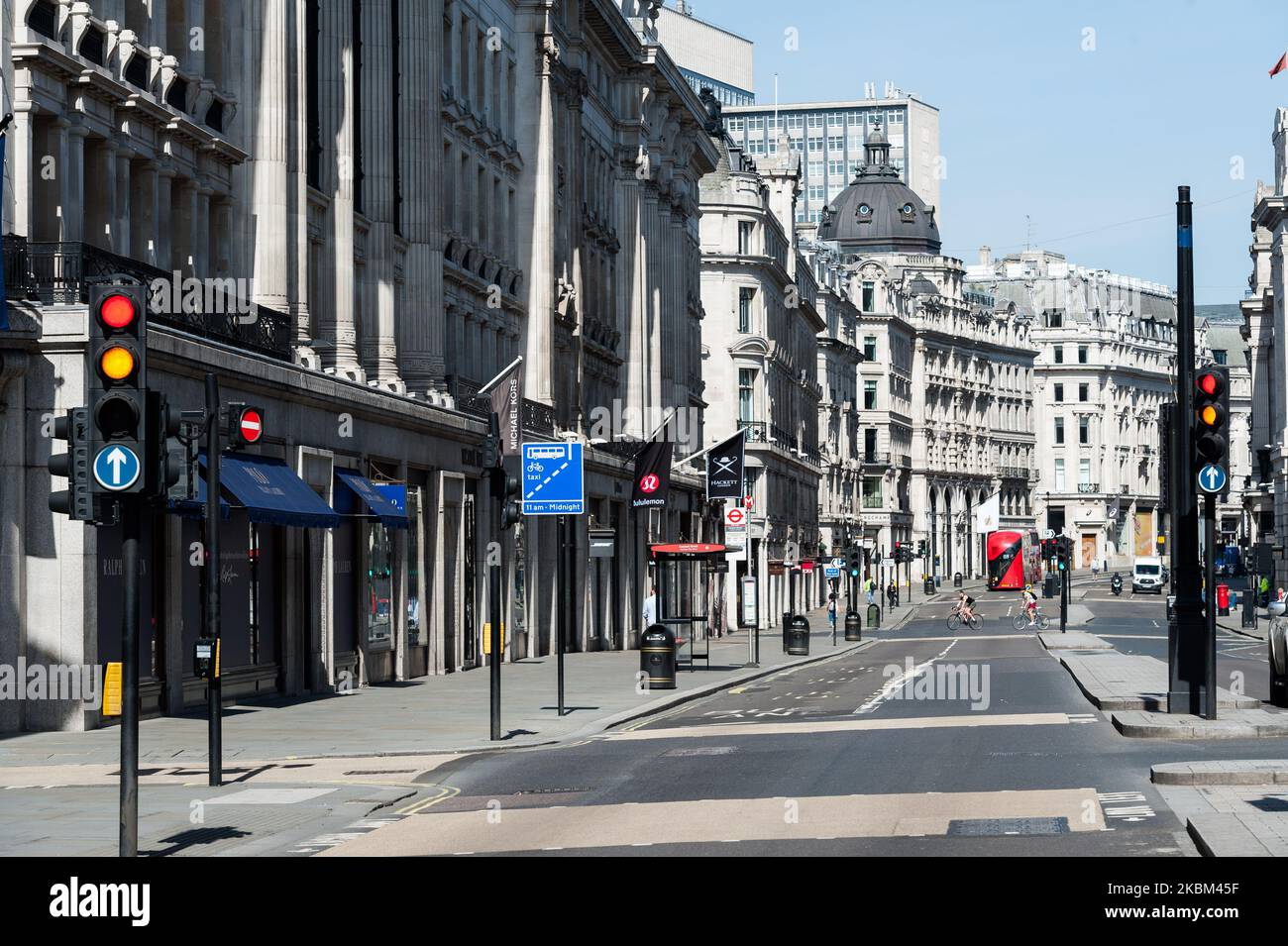 Una vista di una vuota Regent Street nel centro di Londra mentre il blocco a livello nazionale del Regno Unito continua con l'obiettivo di rallentare la diffusione della malattia di Coronavirus il 07 aprile 2020 a Londra, Inghilterra. Secondo i dati pubblicati ieri dal Dipartimento della Salute e della Social Care, il numero totale di persone che sono risultati positivi al test per Covid-19 nel Regno Unito è aumentato a 51.608, mentre il numero delle morti ospedaliere è salito a 5.373. (Foto di Wiktor Szymanowicz/NurPhoto) Foto Stock