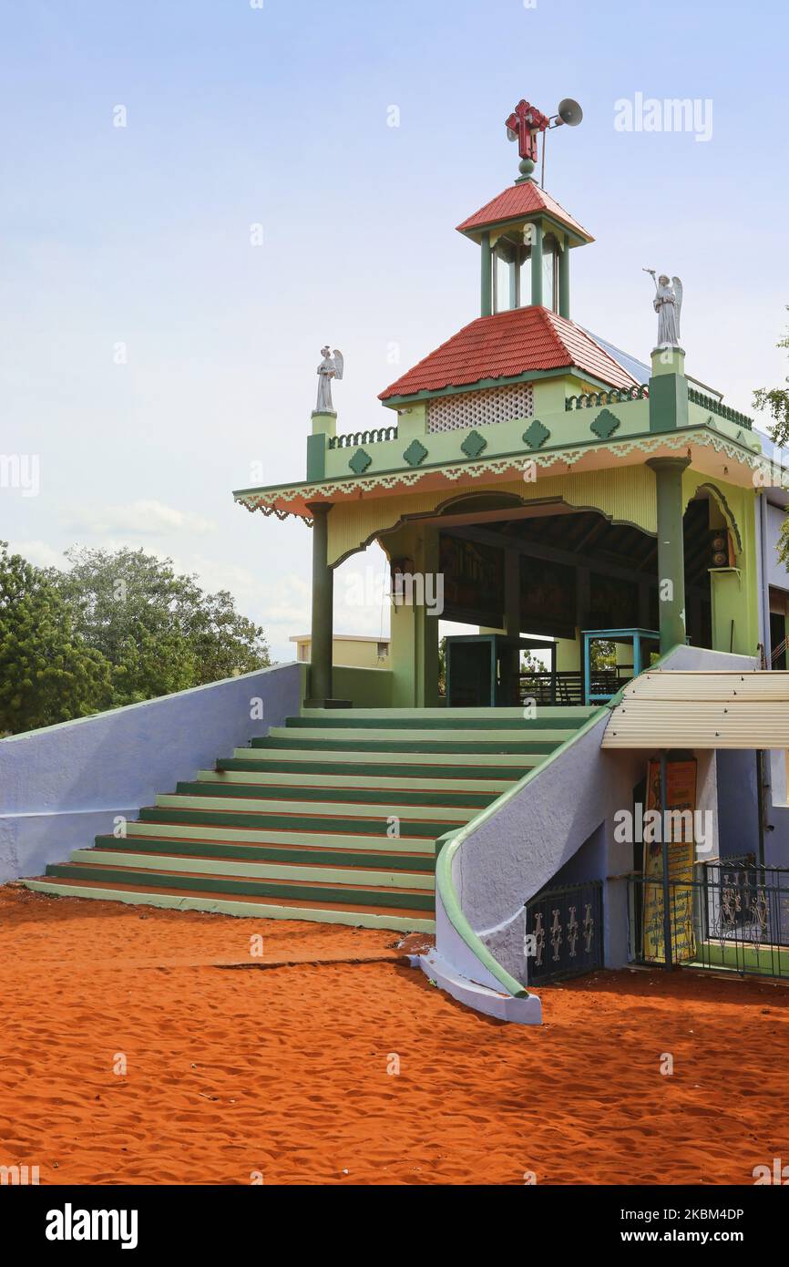 Chiesa di Athisaya Manal Matha (Chiesa di nostra Signora della sabbia rossa) a Tuticorin (Thoothukudi), Tamil Nadu, India il 28 agosto 2017. La chiesa di Athisaya Manal Matha fu costruita nel i secolo d.C. da San Tommaso (uno dei 12 discepoli di Gesù Cristo). Secondo padded la chiesa è stata sepolta sotto la sabbia per molti anni dopo una maledizione fino a quando nel 1798 un pastore ha colpito il piede sul crocifisso e scoperto che una chiesa è stata sepolta lì. Con l'aiuto del villaggio hanno scavato la chiesa. La chiesa è stata da allora il luogo dei miracoli di maggio ed è diventata un importante pellegrinaggio cattolico Foto Stock