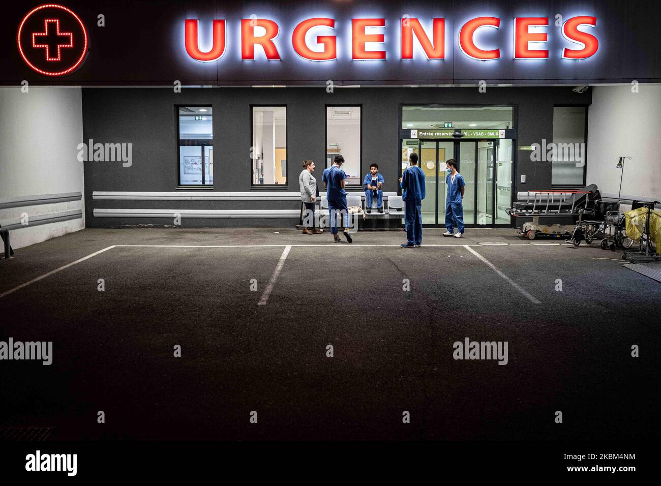 Un gruppo di infermieri e medici si prende una pausa di fronte all'ingresso di emergenza della Policlinique Bordeaux Nord, a Bordeaux, in Francia, il 7 aprile 2020. (Foto di Fabien Pallueau/NurPhoto) Foto Stock