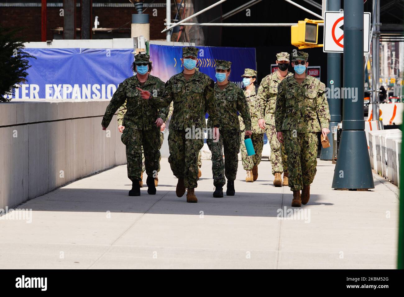 I soldati sono visti durante un cambio di turno al Javits Center, un ospedale da campo temporaneo durante la pandemia di coronavirus il 7 aprile 2020 (Foto di John Nacion/NurPhoto) Foto Stock