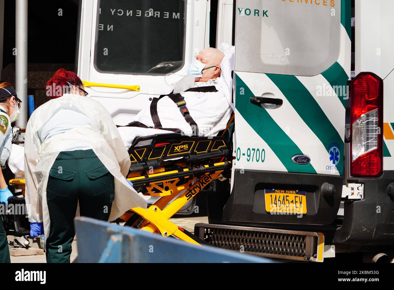 I lavoratori del pronto soccorso sono stati visti assistere al paziente fuori del monte Sinai Morningside a Manhattan durante la pandemia di coronavirus il 7 2020 aprile. (Foto di John Nacion/NurPhoto) Foto Stock