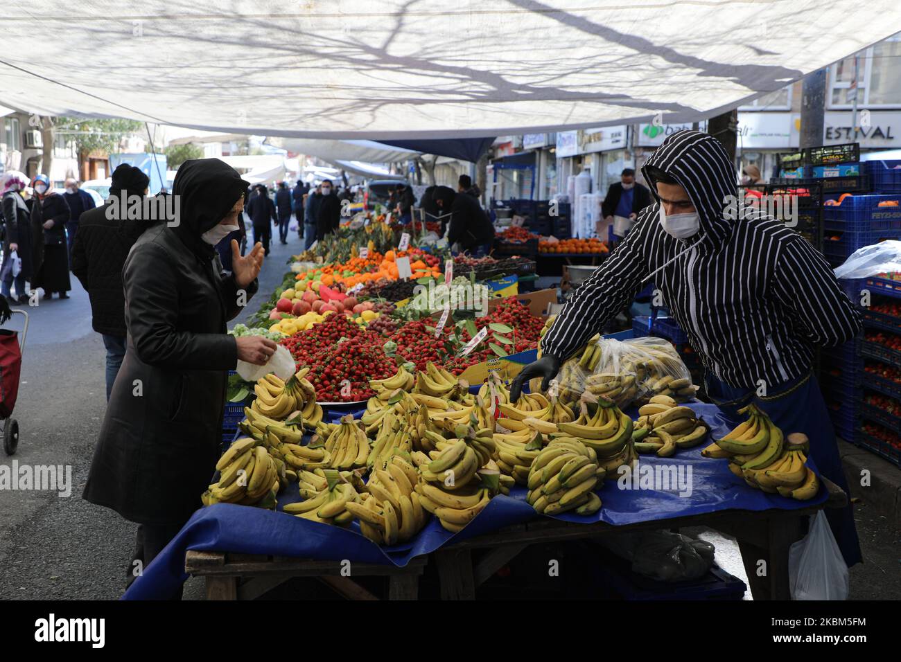 La gente mette le maschere sui loro volti e acquista le loro esigenze dal mercato popolare il 8 aprile 2020 a Istanbul, Turchia. (Foto di Amer AlMohipany/NurPhoto) Foto Stock