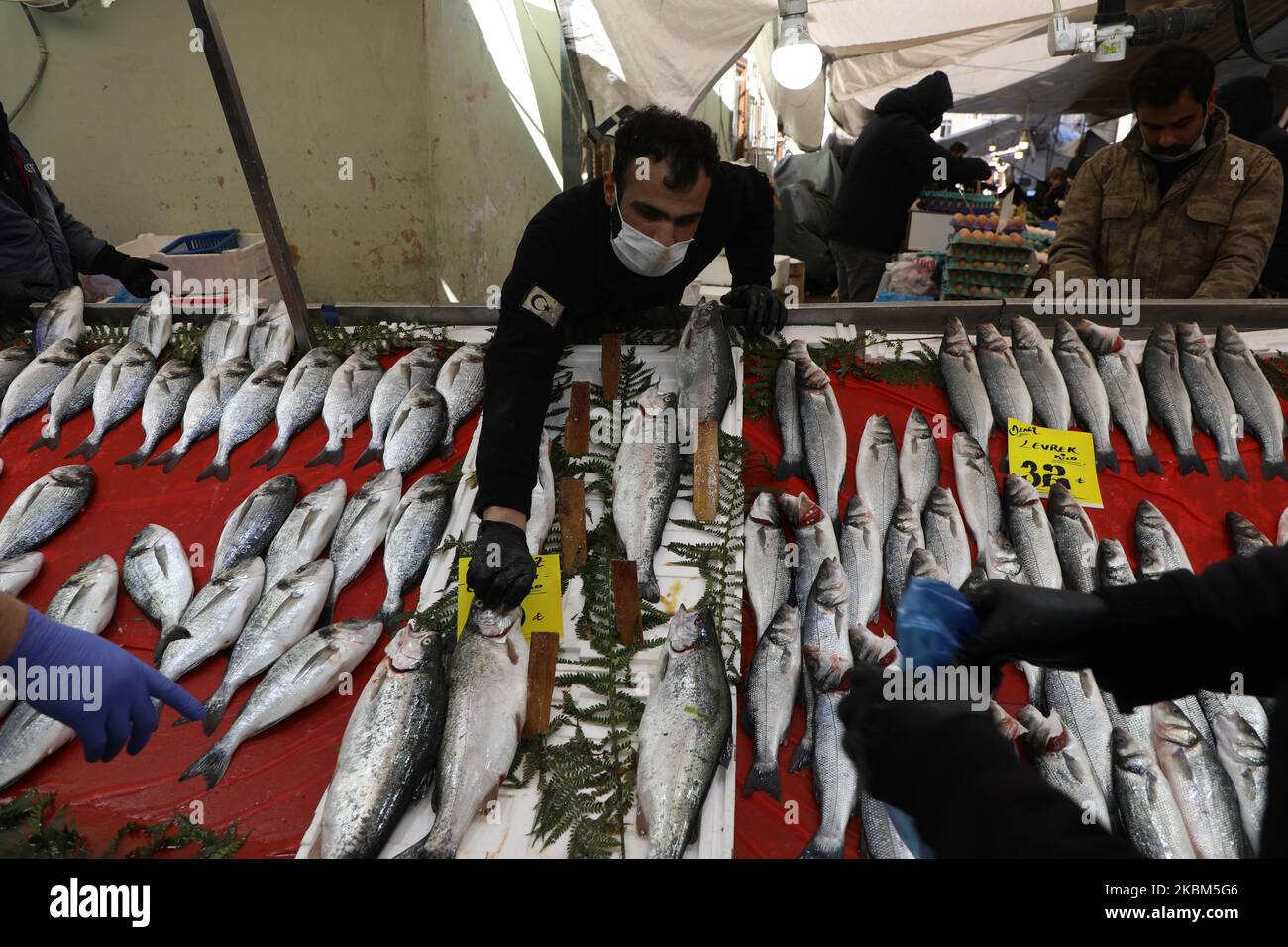 La gente mette le maschere sui loro volti e acquista le loro esigenze dal mercato popolare il 8 aprile 2020 a Istanbul, Turchia. (Foto di Amer AlMohipany/NurPhoto) Foto Stock