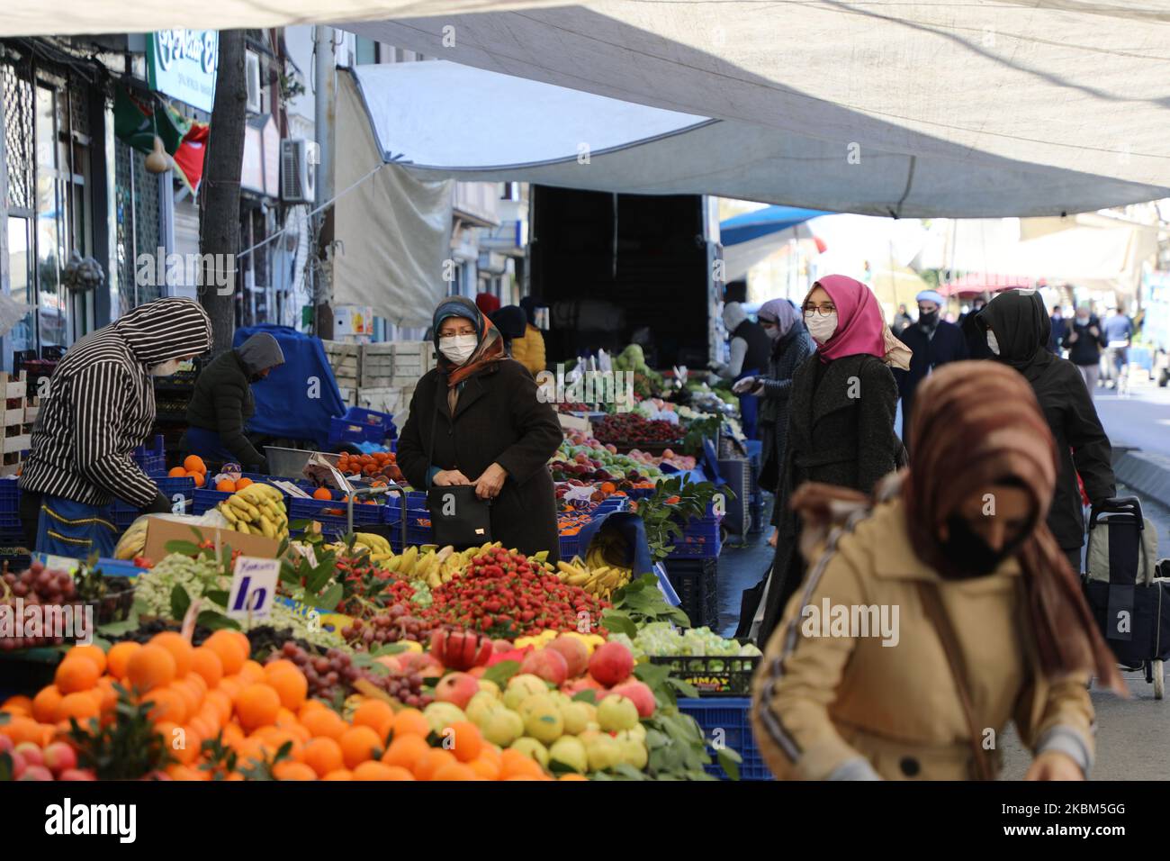 La gente mette le maschere sui loro volti e acquista le loro esigenze dal mercato popolare il 8 aprile 2020 a Istanbul, Turchia. (Foto di Amer AlMohipany/NurPhoto) Foto Stock