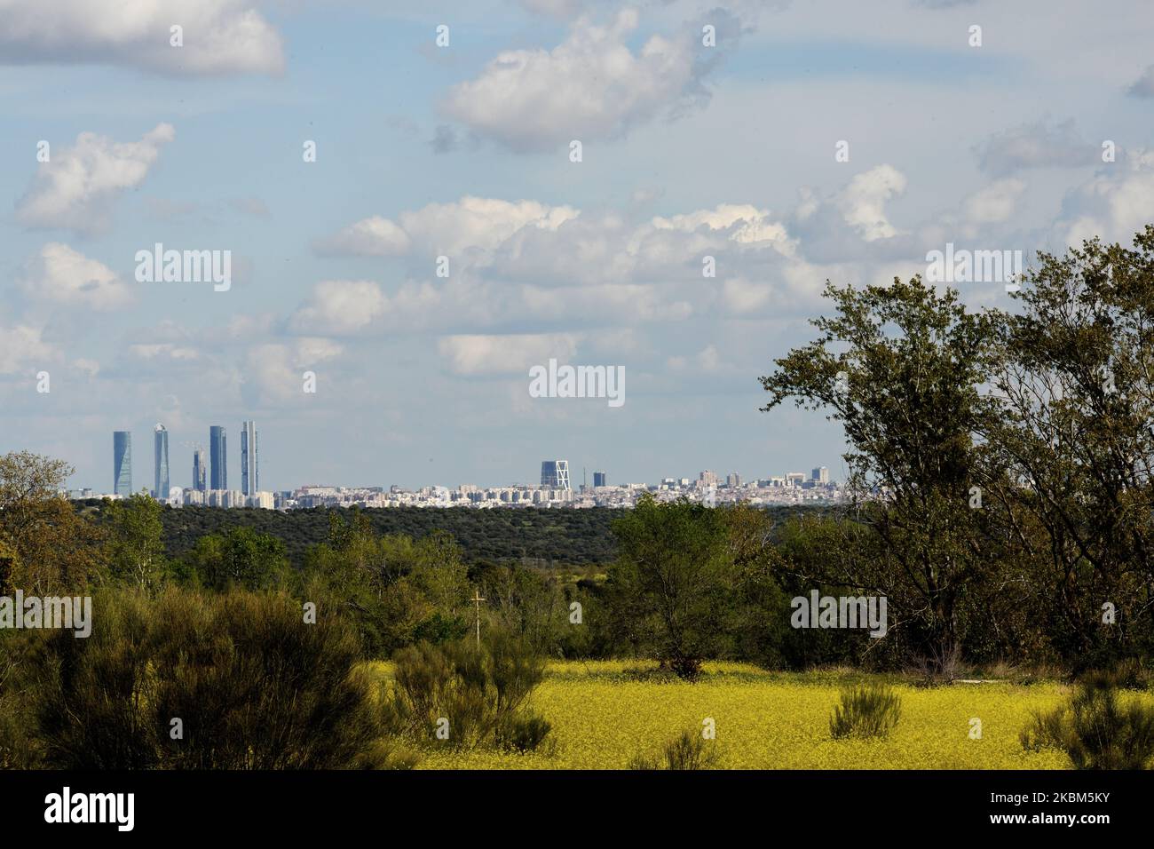 Cielo blu su Madrid, Spagna, il 8 aprile 2020. L’inquinamento a Madrid scende ai minimi storici in mezzo al blocco del coronavirus. (Foto di Juan Carlos Lucas/NurPhoto) Foto Stock