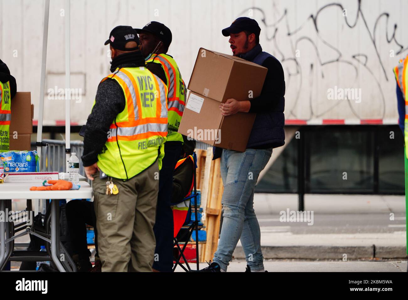 Il governo della città distribuisce i beni di soccorso durante la pandemia di coronavirus a Flushing, Queens a New York City, Stati Uniti, il 8 aprile 2020. (Foto di John Nacion/NurPhoto) Foto Stock