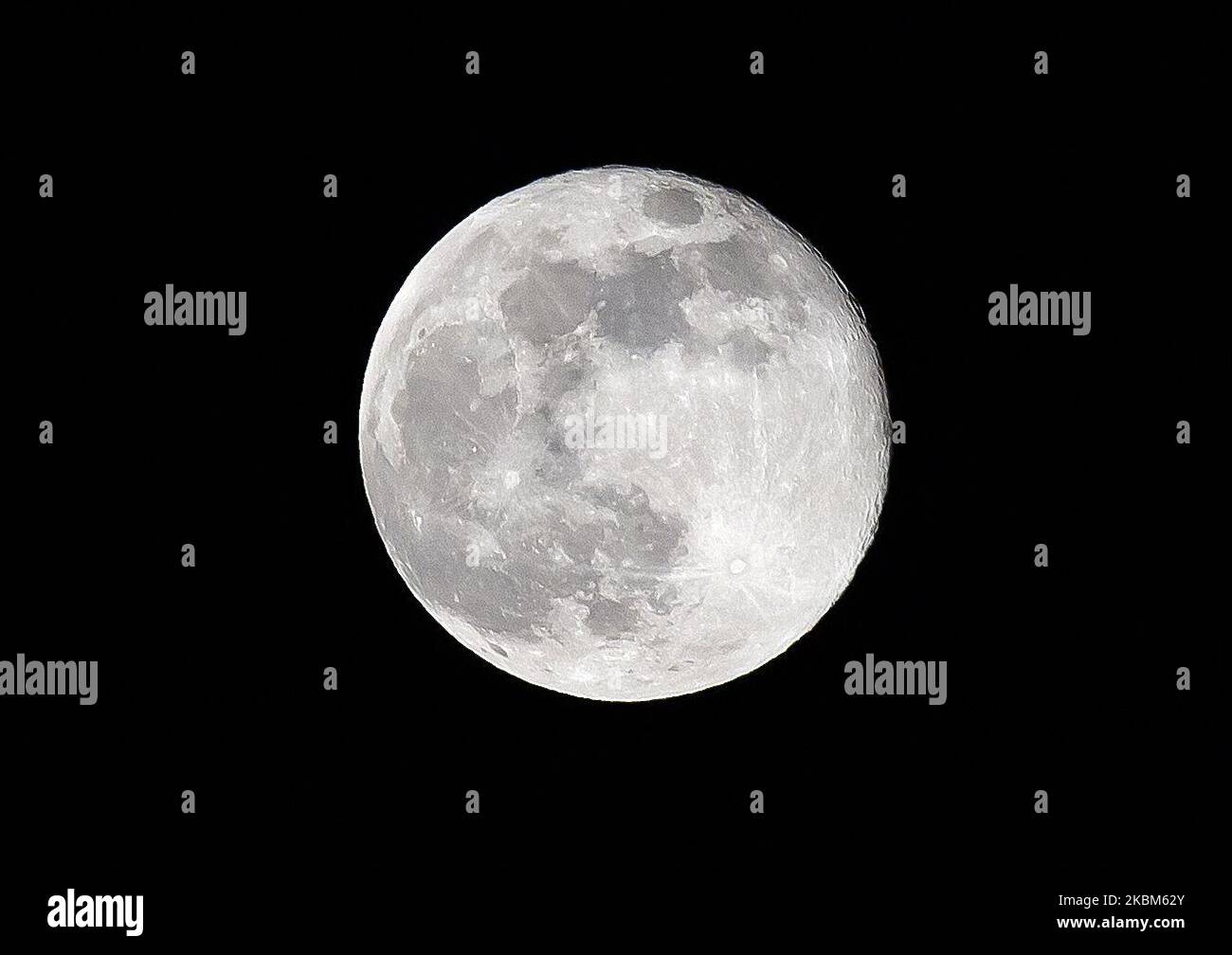 La vista della Luna Rosa Super. Il FULLMOON, infatti, è più vicino del solito e appare un po' più grande ed è circa il 7% più grande e circa il 15% più luminoso di una tipica Luna piena, a Kragujevac, Serbia il 8 aprile 2020. (Foto di Nikola Krstic/NurPhoto) Foto Stock