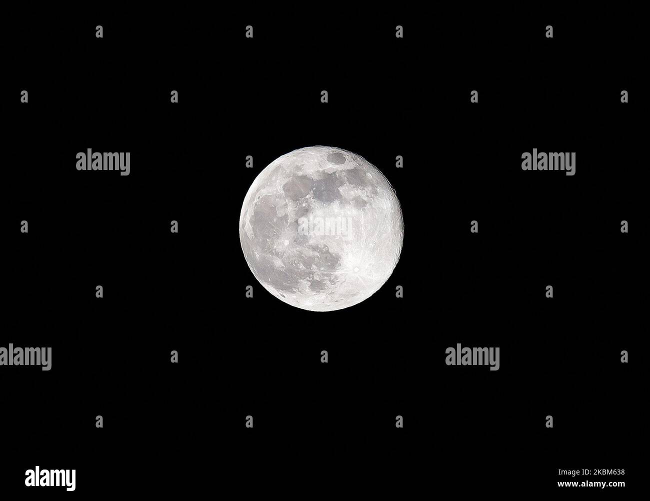 La vista della Luna Rosa Super. Il FULLMOON, infatti, è più vicino del solito e appare un po' più grande ed è circa il 7% più grande e circa il 15% più luminoso di una tipica Luna piena, a Kragujevac, Serbia il 8 aprile 2020. (Foto di Nikola Krstic/NurPhoto) Foto Stock