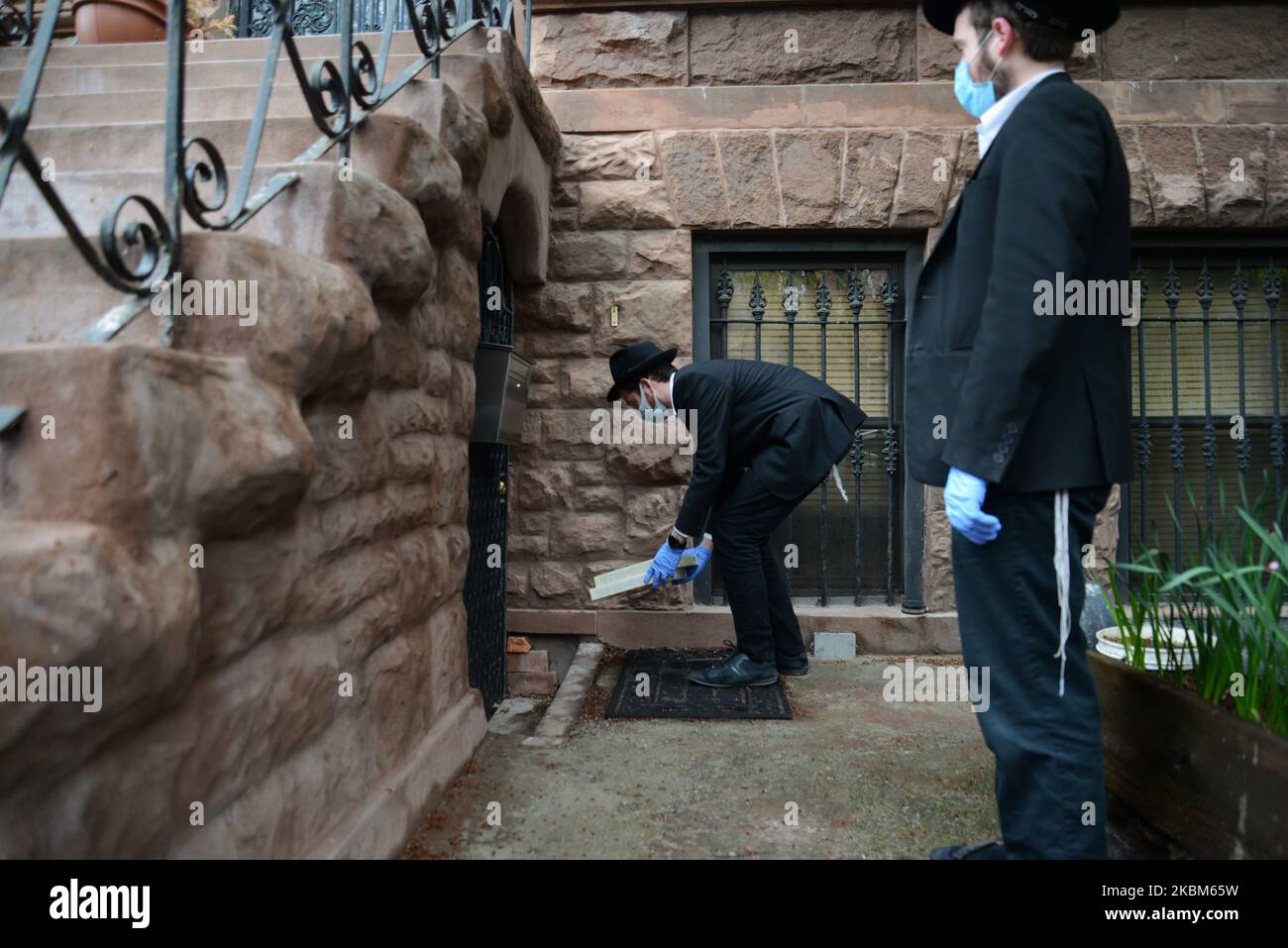 Negli ultimi tre giorni due giovani uomini, Yossi Hirsch e Yossi Gansburg, guidano e camminano per tutta New York, consegnando gratuitamente matzoh dell'ultimo minuto agli ebrei anziani e in quarantena, in modo che possano ancora avere i loro veggenti pasquali. Qui sono visti a Brooklyn, NY, il 08 aprile 2020. (Foto di B.A. Van Sise/NurPhoto) Foto Stock