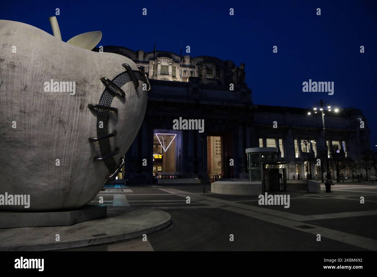 La facciata della Stazione Centrale di Milano illuminata, Milano, aprile 2020. (Foto di Mairo Cinquetti/NurPhoto) Foto Stock