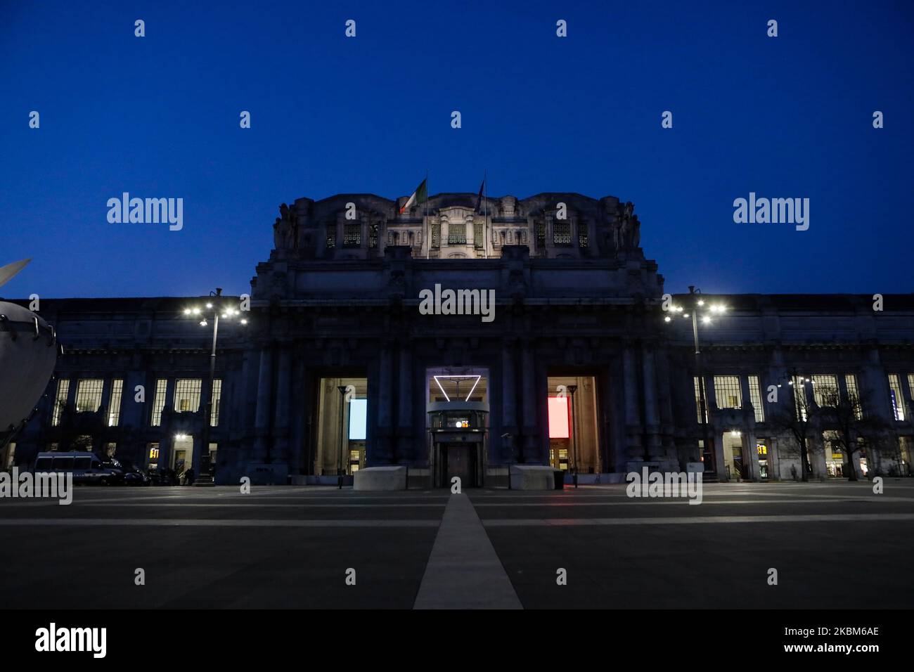 La facciata della Stazione Centrale di Milano illuminata, Milano, aprile 2020. (Foto di Mairo Cinquetti/NurPhoto) Foto Stock