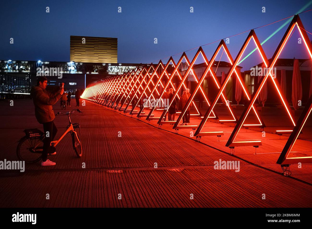 Il montaggio del cancello delle luci. Light Festival a Copenhagen, Danimarca, il 7 febbraio 2020. (Foto di Maxym Marusenko/NurPhoto) Foto Stock