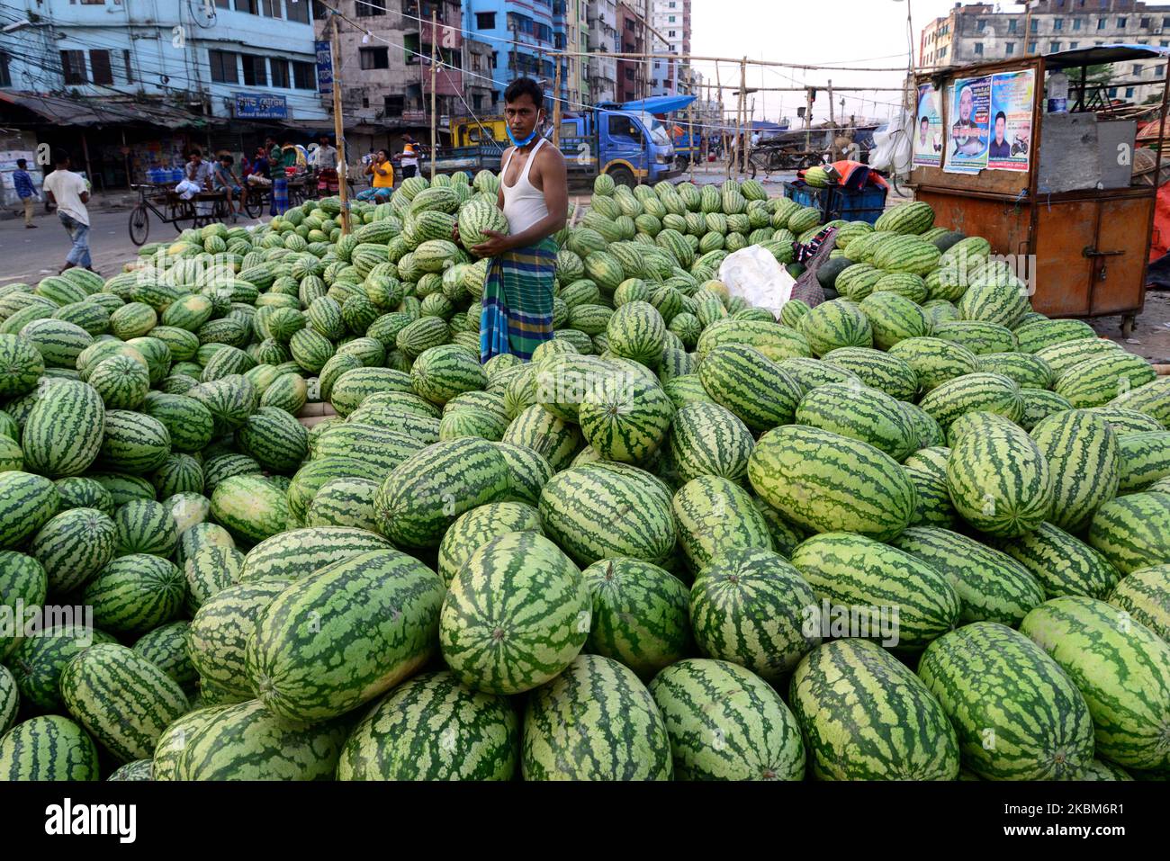 Il fornitore di anguria del Bangladesh attende il cliente in un mercato di cucina durante la chiusura imposta dal governo come misura preventiva contro il coronavirus COVID-19, a Dhaka, Bangladesh, il 9 aprile 2020. (Foto di Mamunur Rashid/NurPhoto) Foto Stock