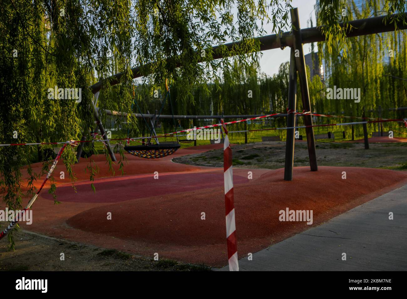 L'ingresso chiuso al parco nei pressi di Gae Aulenti, Milano, Italia, aprile 09 2020. A causa delle disposizioni per affrontare l'emergenza del Covid-19, la Regione Lombardia ha dato il mandato di chiudere tutti i parchi cittadini per evitare folle di persone (Foto di Mairo Cinquetti/NurPhoto) Foto Stock