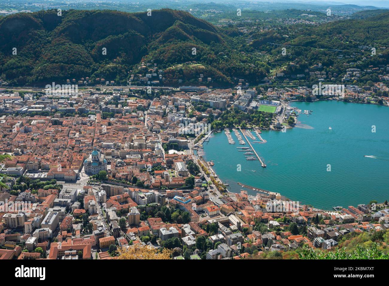 Como città Italia, vista aerea in estate del centro storico - la Città Murata - della città di Como dal punto di osservazione di Brunate, Lago di Como, Italia Foto Stock