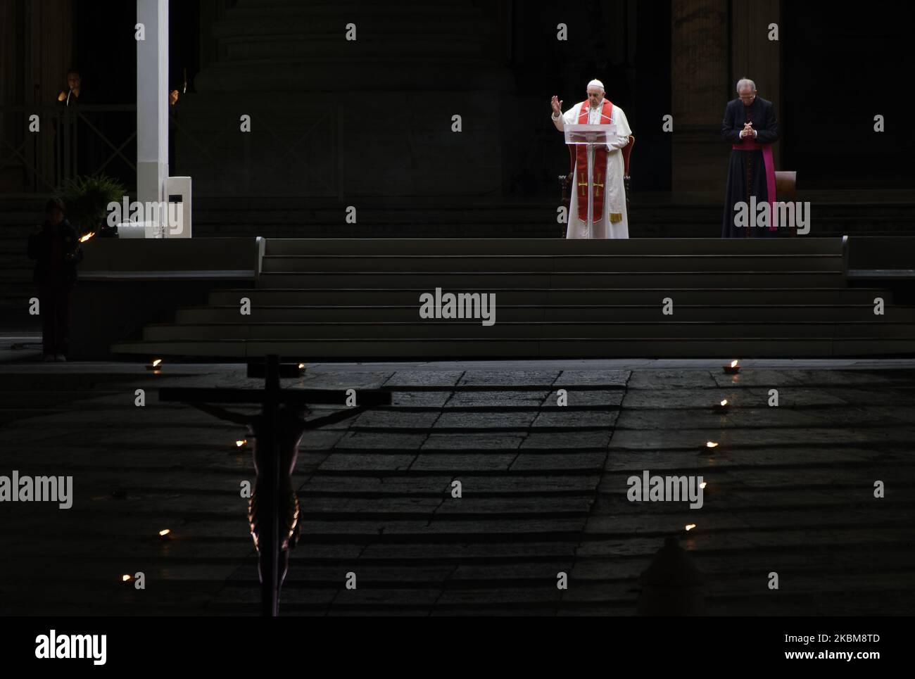 Papa Francesco presiede la cerimonia della Via Crucis â – o Via Crucis â – in Piazza San Pietro, vuota dai fedeli a seguito del divieto italiano di raduni per contenere il contagio del coronavirus, in Vaticano, venerdì 10 aprile 2020. (Foto di massimo Valicchia/NurPhoto) Foto Stock