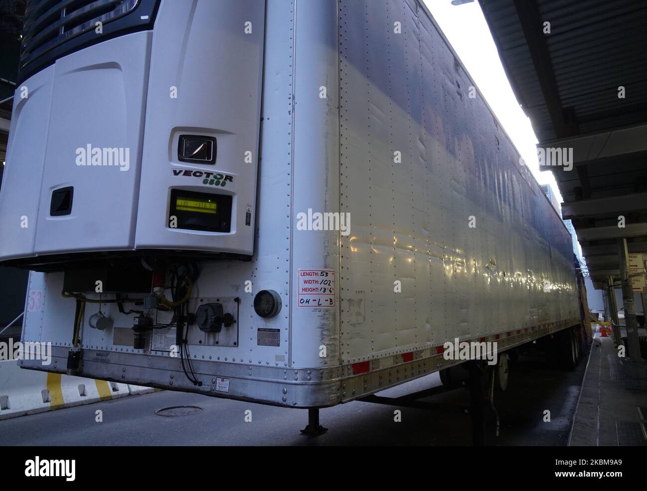 Un camion refrigerato è visto accanto al Monte Sinai Hosptial West che tratta i pazienti COVID-19 a Manhattan a New York. (Foto di Selcuk Acar/NurPhoto) Foto Stock