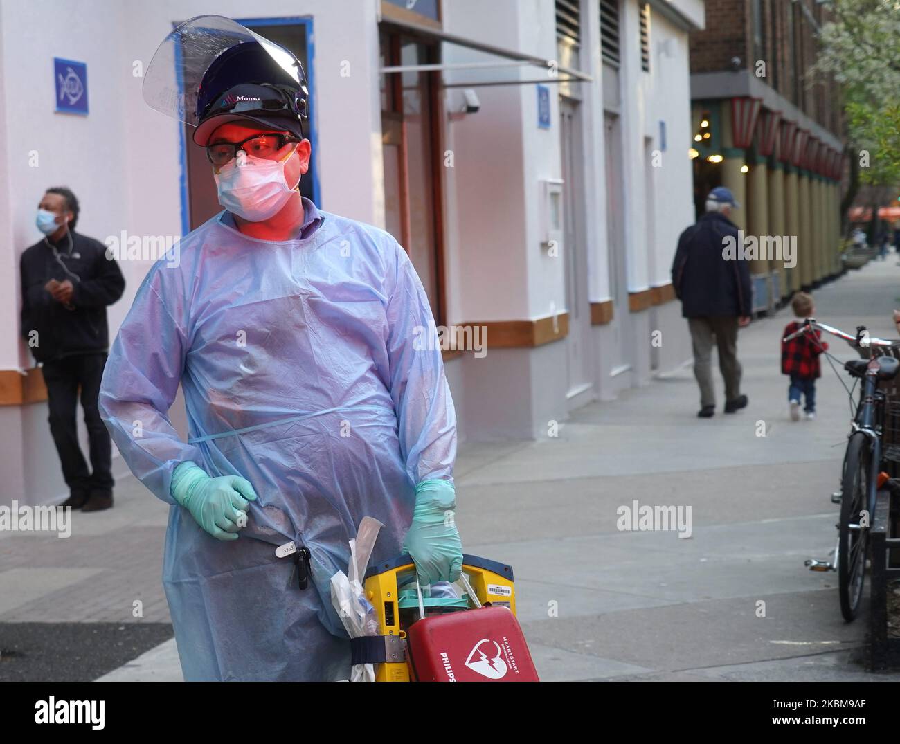 Un operatore sanitario viene visto per strada il 5 aprile 2020 a New York City. (Foto di Selcuk Acar/NurPhoto) Foto Stock