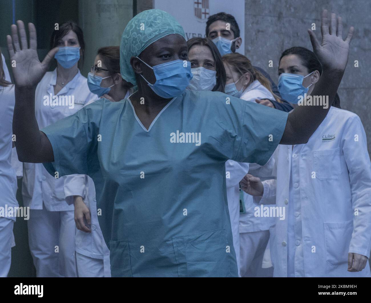 Un operatore sanitario a Barcellona, Spagna, il 5 aprile 2020 durante l'emergenza Coronavirus (Foto di Emili Puig/NurPhoto) Foto Stock