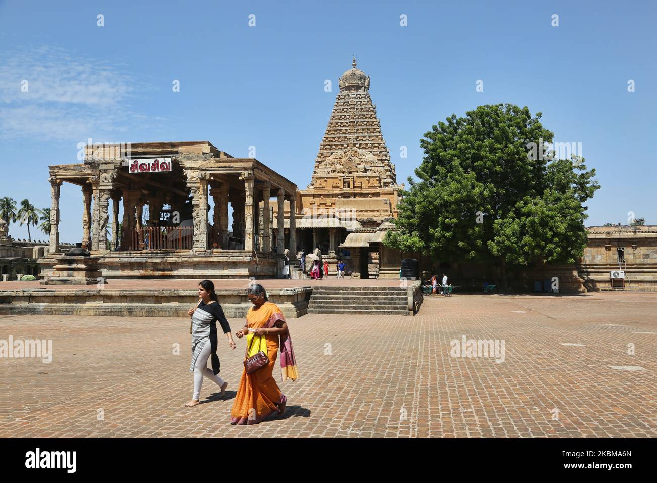 Il Tempio di Brihadeeswarar (conosciuto anche come Tempio di Brihadisvara, Tempio di Brihadisvara, Tempio grande, Tempio di RajaRajeswara, Rajarajeswaram e Tempio di Peruvudayar) è un tempio indù dedicato al Signore Shiva situato in Thanjavur, Tamil Nadu, India. Il tempio è uno dei più grandi templi in India ed è un esempio di architettura Dravidiana costruita durante il periodo Chola da Raja Raja Chola i e completata nel 1010 CE. Il tempio ha più di 1000 anni ed è parte del patrimonio dell'umanità dell'UNESCO, conosciuto come il "Grande Tempio vivente di Chola", che comprende il Tempio di Brihadeeswarar, Gangaikonda Cholapuram e ai Foto Stock