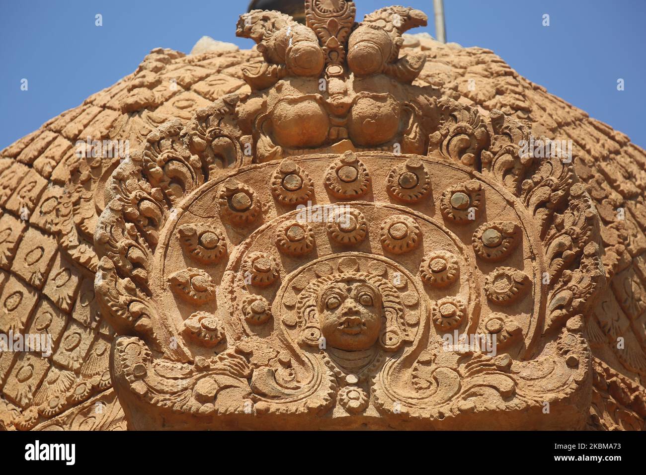 Le sculture adornano il tempiale di Brihadeeswarar (anche conosciuto come tempiale di Brihadisvara, tempiale grande, tempiale di Rajaeswara, tempiale di Rajarajeswaram e tempiale di Peruvudayar) è un tempiale indù dedicato al Signore Shiva situato in Thanjavur, Tamil Nadu, India. Il tempio è uno dei più grandi templi in India ed è un esempio di architettura Dravidiana costruita durante il periodo Chola da Raja Raja Chola i e completata nel 1010 CE. Il tempio ha più di 1000 anni ed è parte del patrimonio dell'umanità dell'UNESCO, conosciuto come il "Grande Tempio vivente di Chola", che comprende il Tempio Brihadeeswarar, Gangaikond Foto Stock